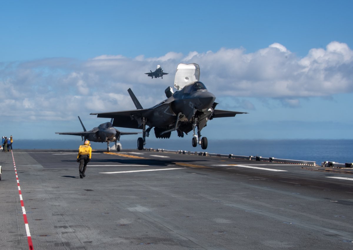 Fighter de caça F -35b pousou em navios de guerra dos EUA
