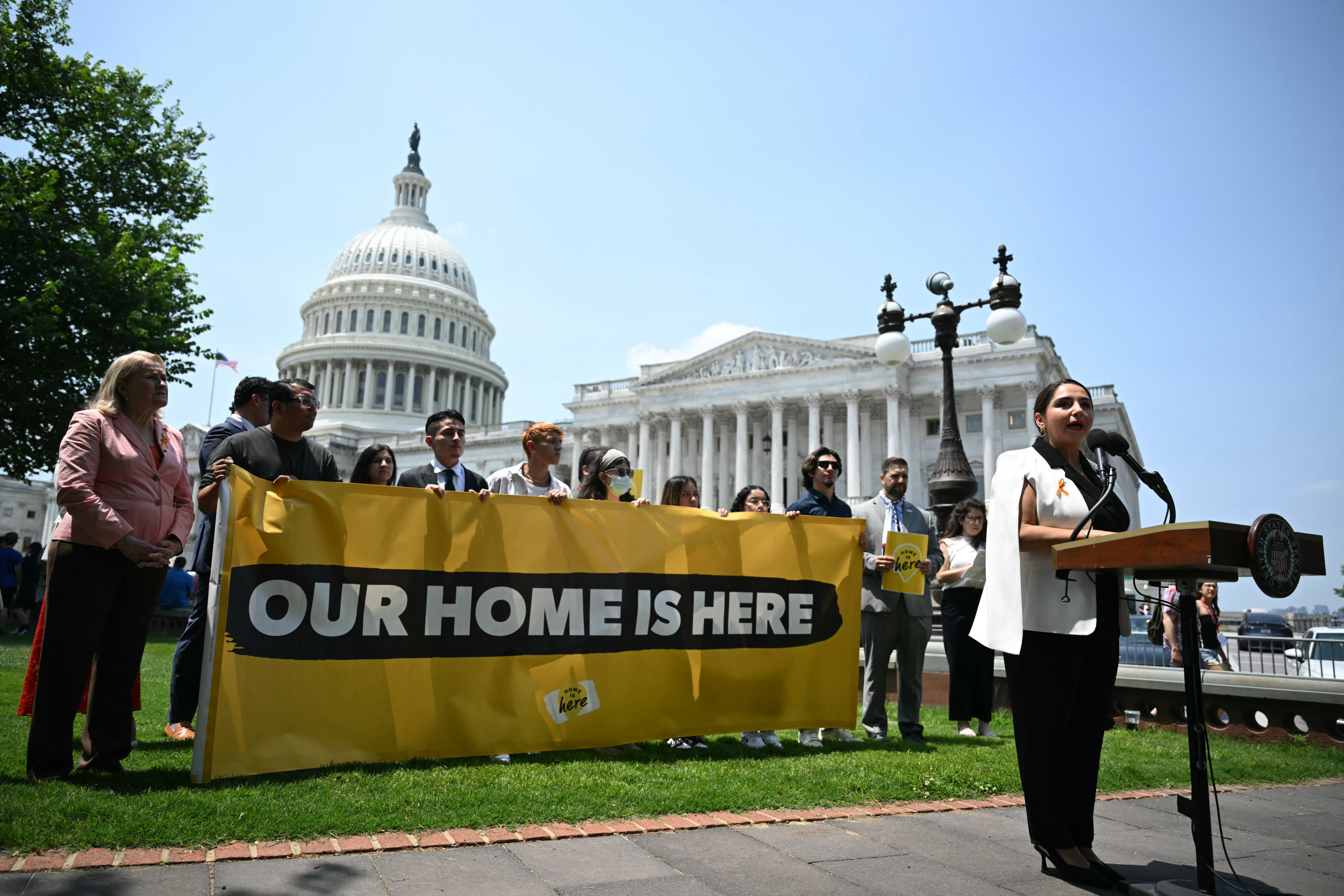 https://d.newsweek.com/en/full/2696770/daca.jpg