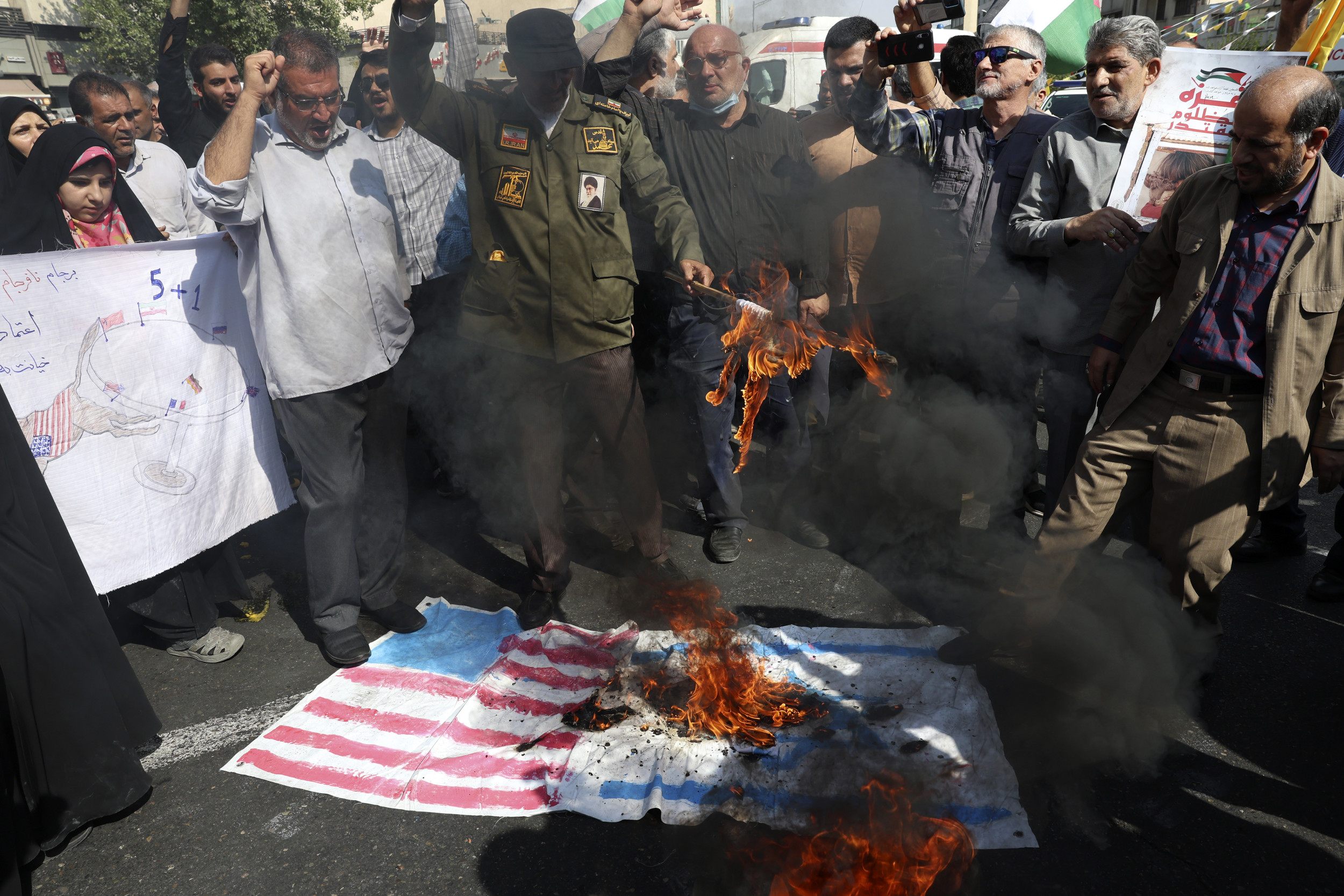 https://d.newsweek.com/en/full/2697335/iran-hezbollah.jpg