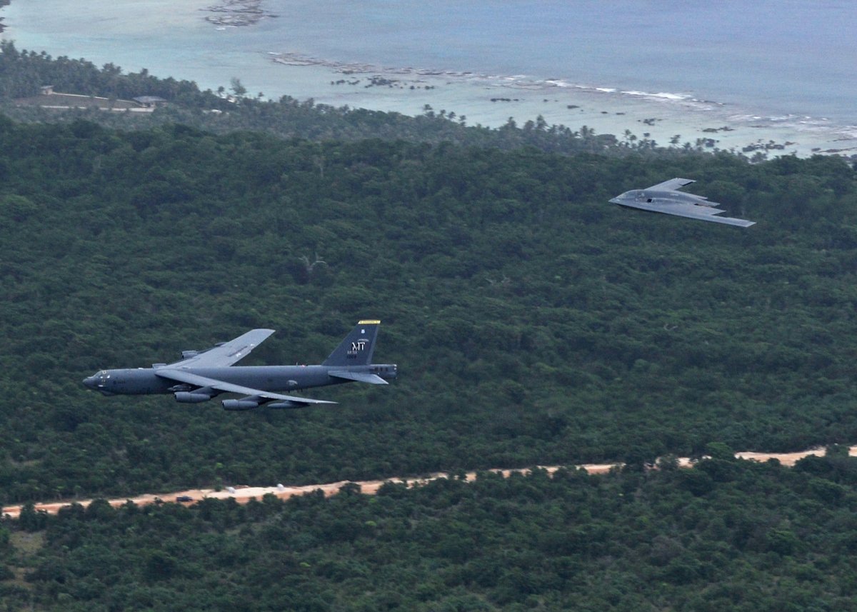 Aeronaves da Força Aérea dos EUA B -22 H&B -2 Bomaru