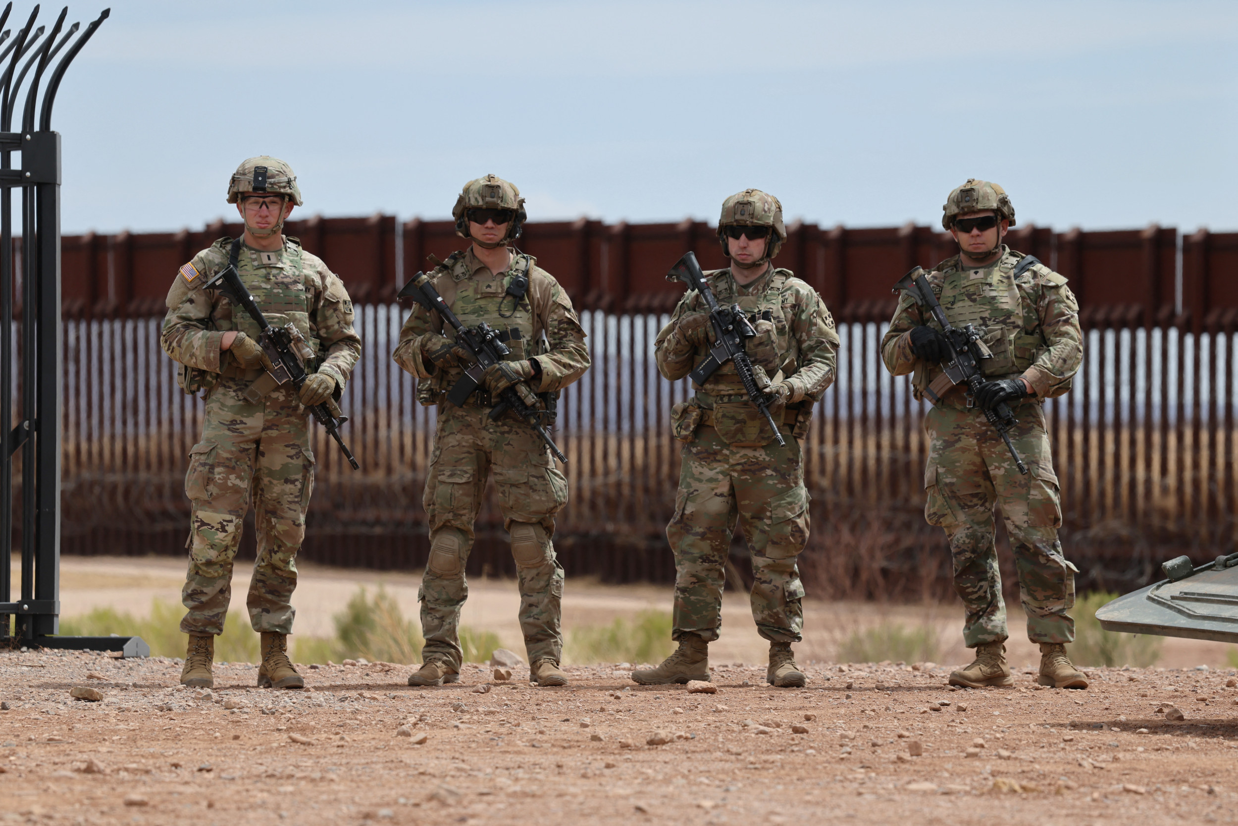 https://d.newsweek.com/en/full/2697867/border.jpg