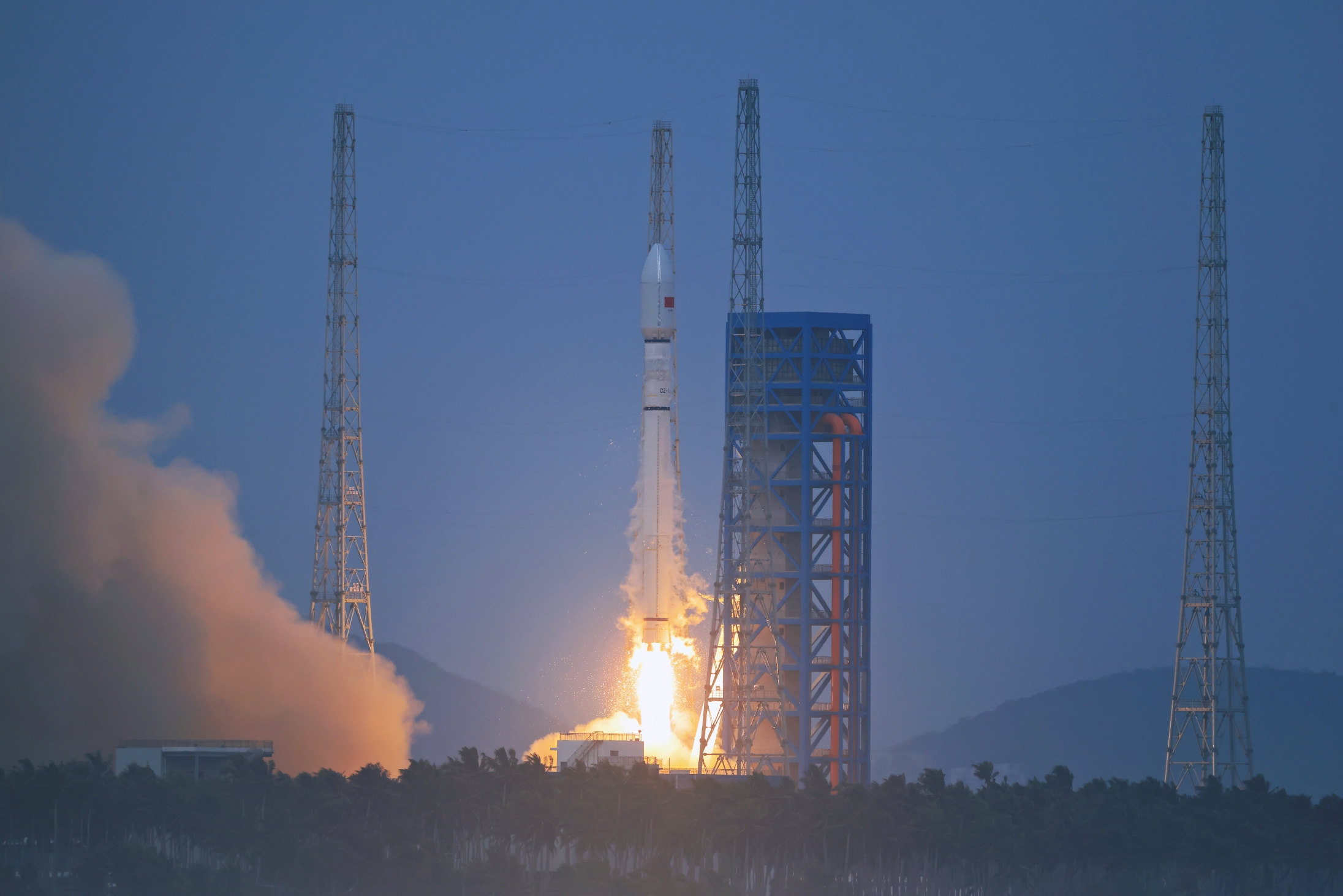 https://d.newsweek.com/en/full/2698031/china-launches-long-march-12-carrier-rocket.jpg