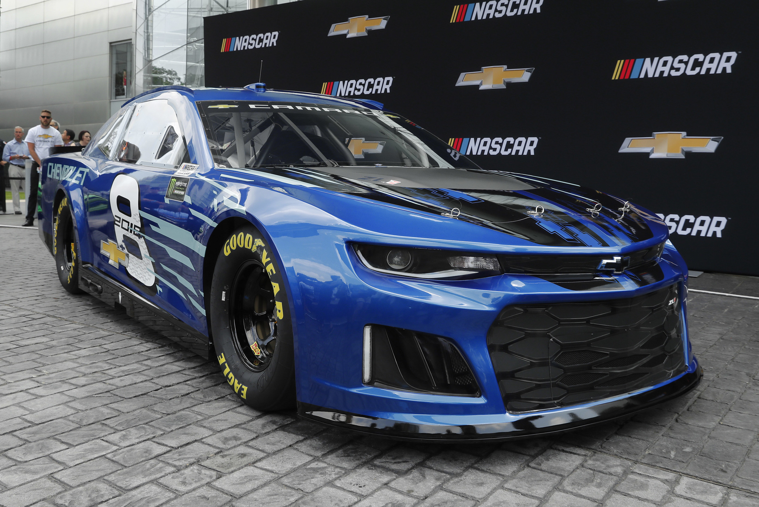 https://d.newsweek.com/en/full/2698168/chevrolet-camaro-zl1.jpg