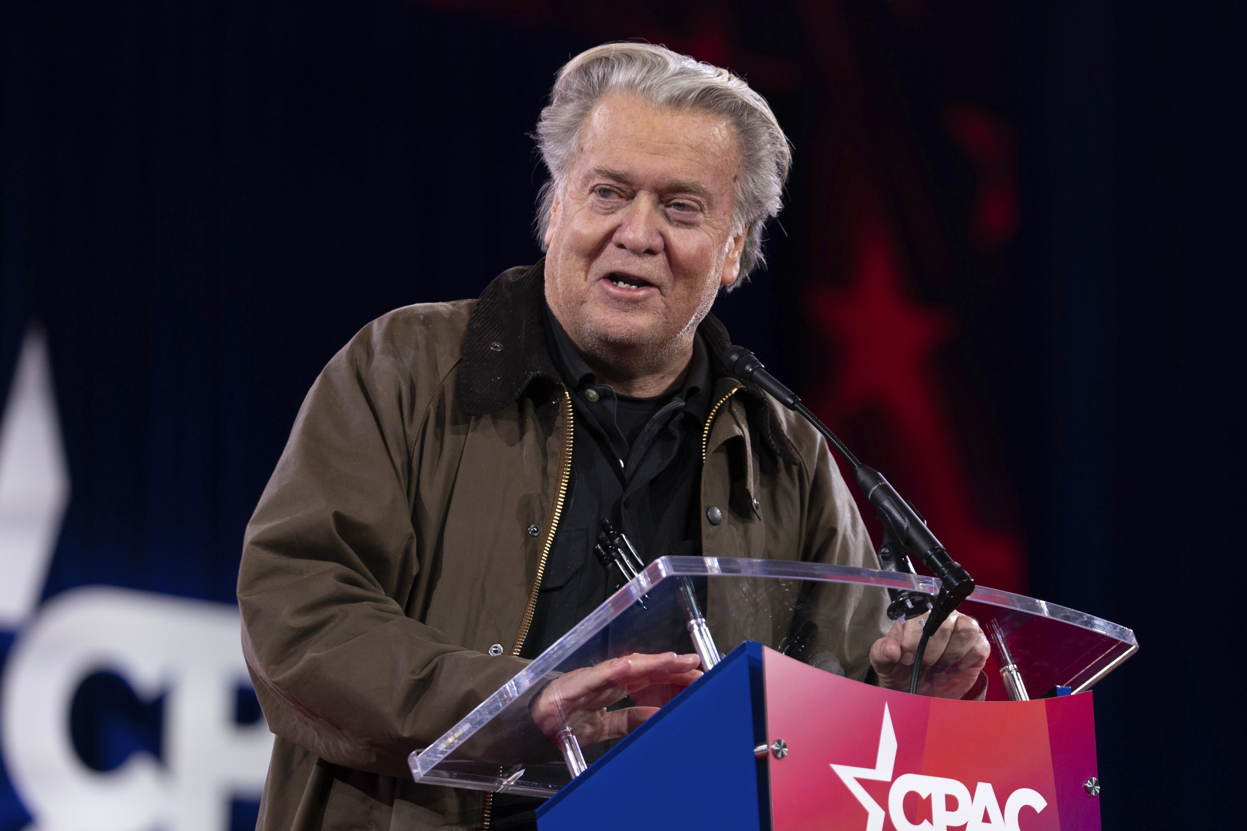 https://d.newsweek.com/en/full/2698661/steve-bannon.jpg