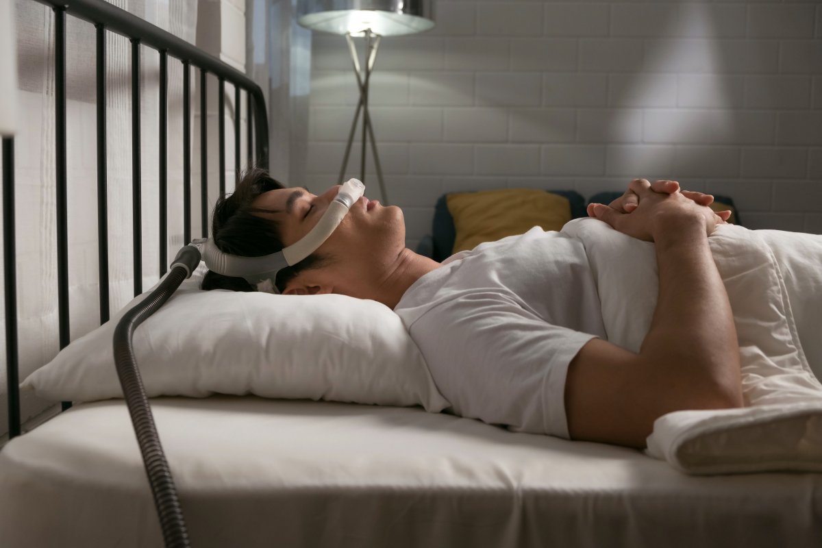 一個男人在晚上使用CPAP安全睡覺