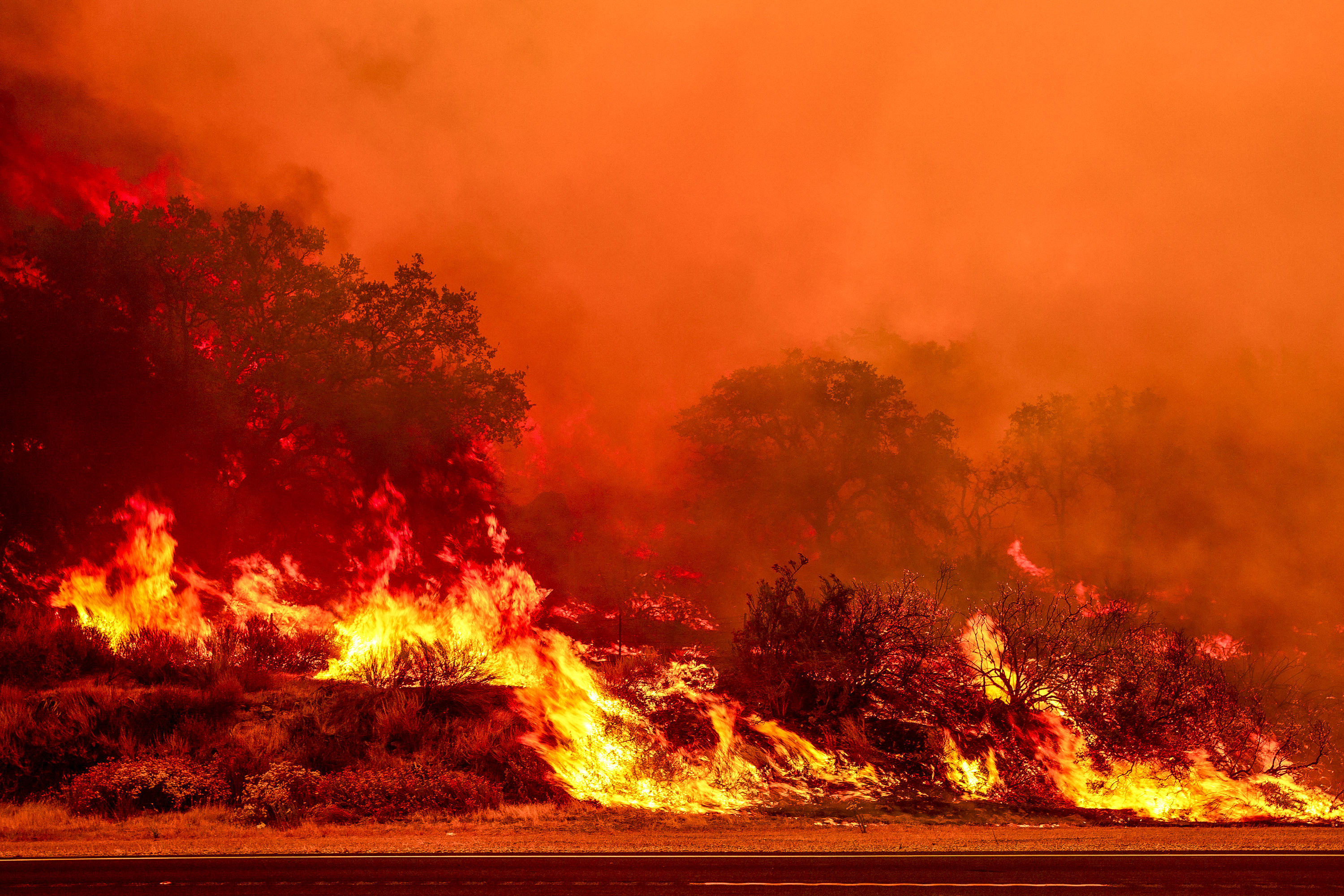 Celebrity homes threatened by explosive new California blaze