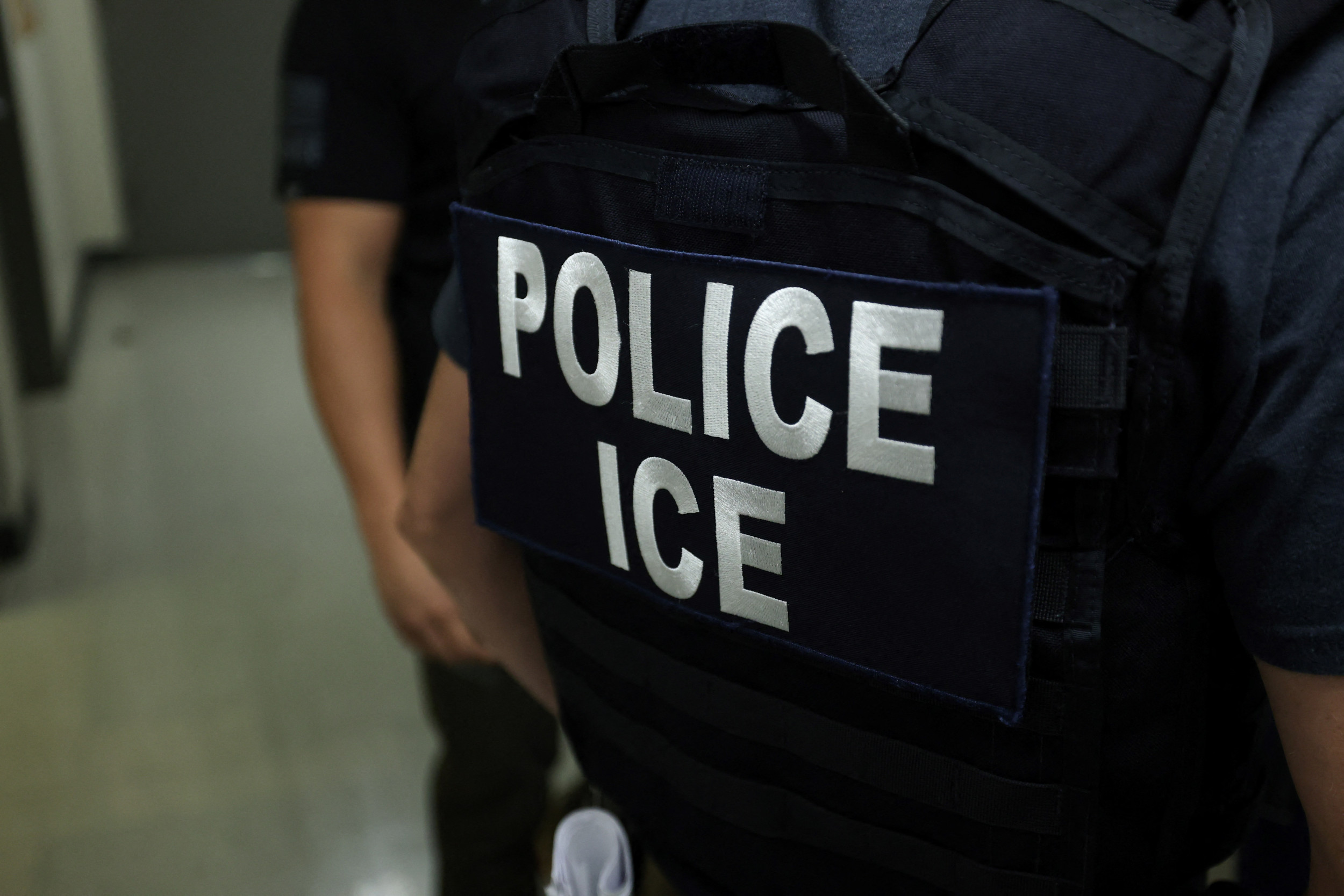 https://d.newsweek.com/en/full/2699322/ice-agents-arrest-pennsylvania-mother.jpg
