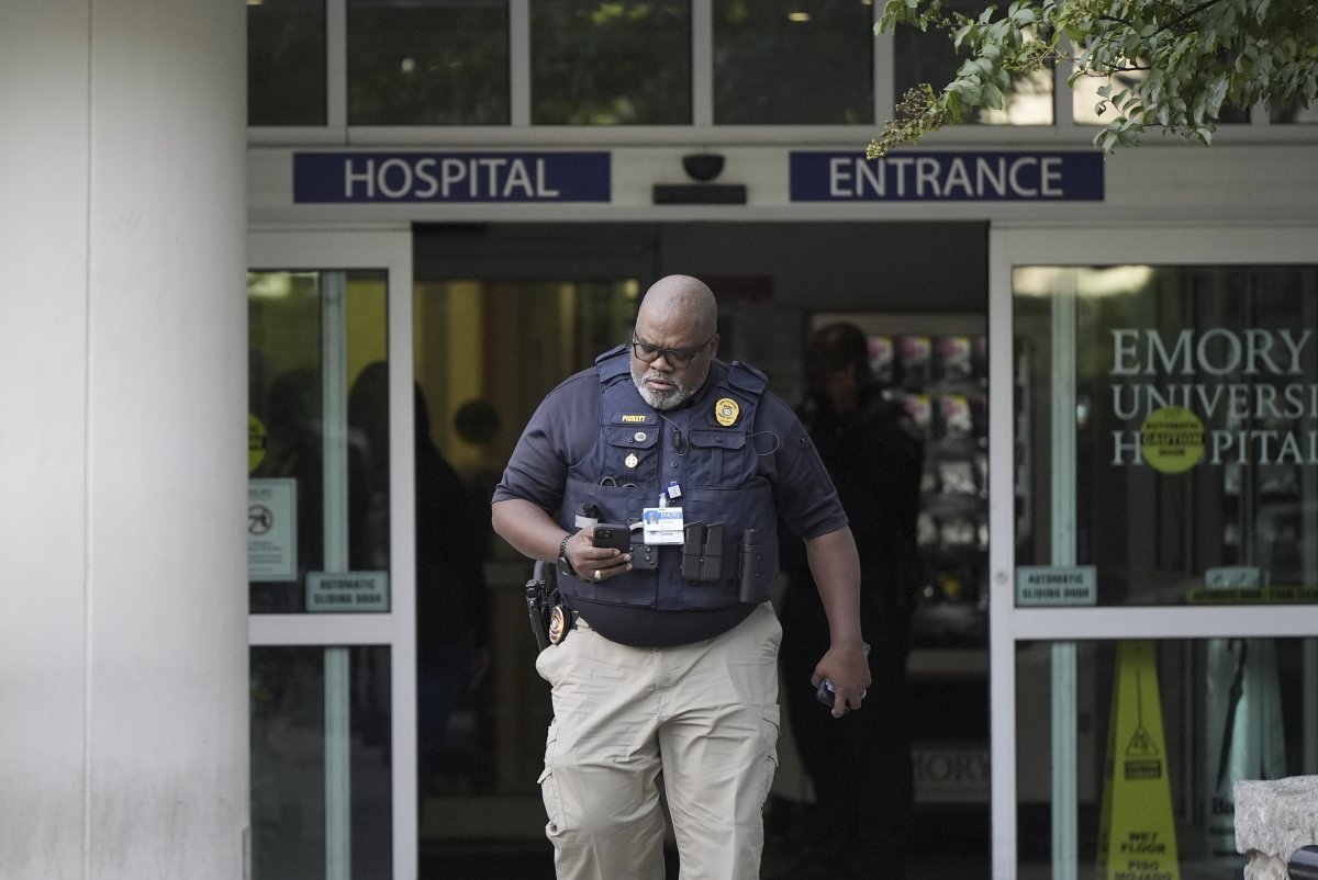 El personal de la policía sale del hospital