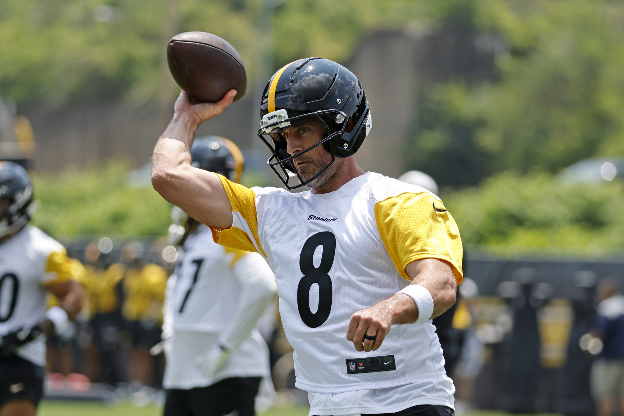 Steelers Sign Rodgers, Add QBs Amid 2025 Injury Concerns
