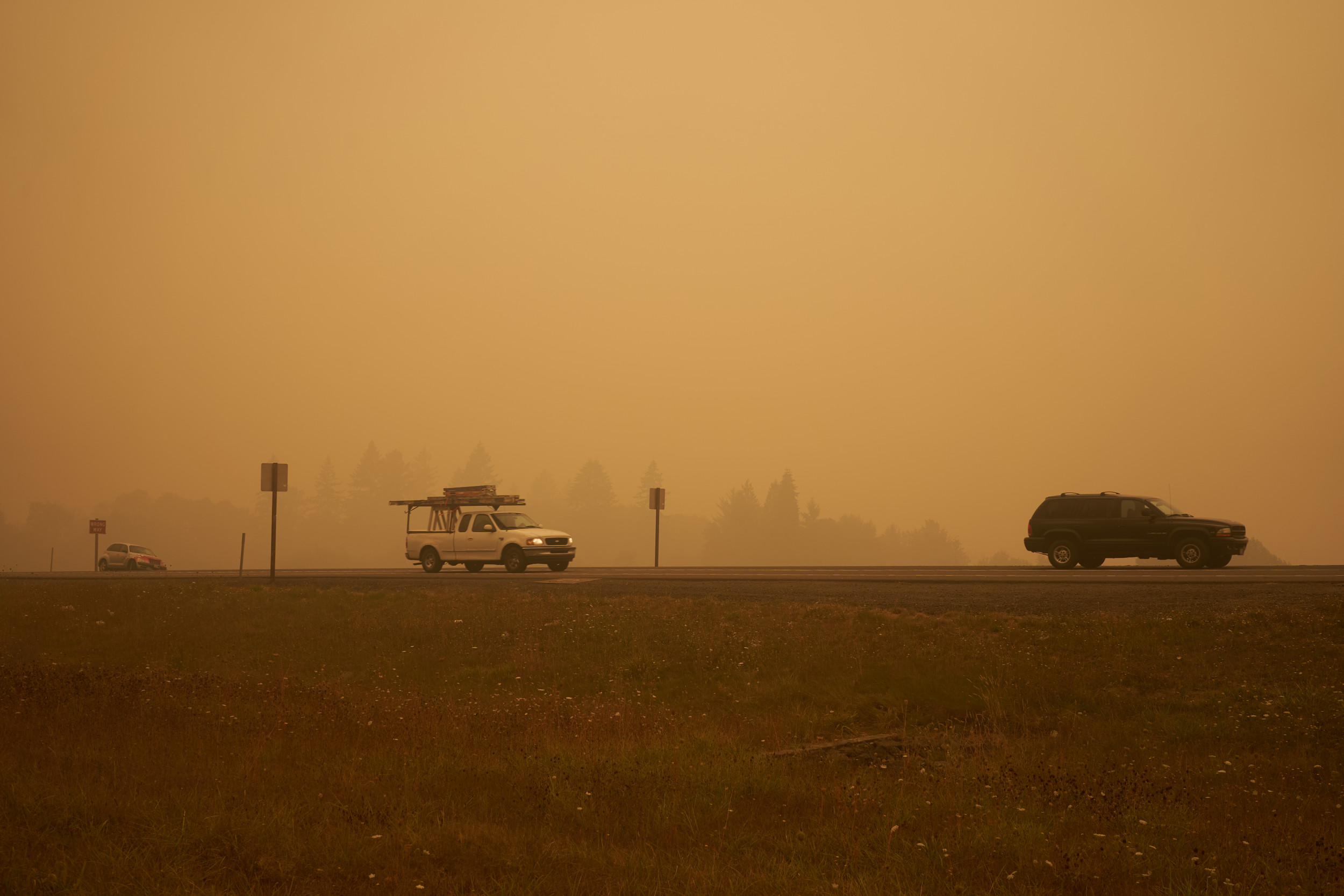 https://d.newsweek.com/en/full/2699827/cars-wildfire-smoke-oregon.jpg