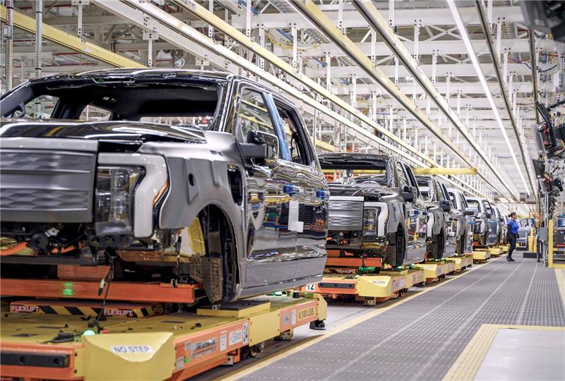 https://d.newsweek.com/en/full/2700587/f-150-lightning-trucks.jpg