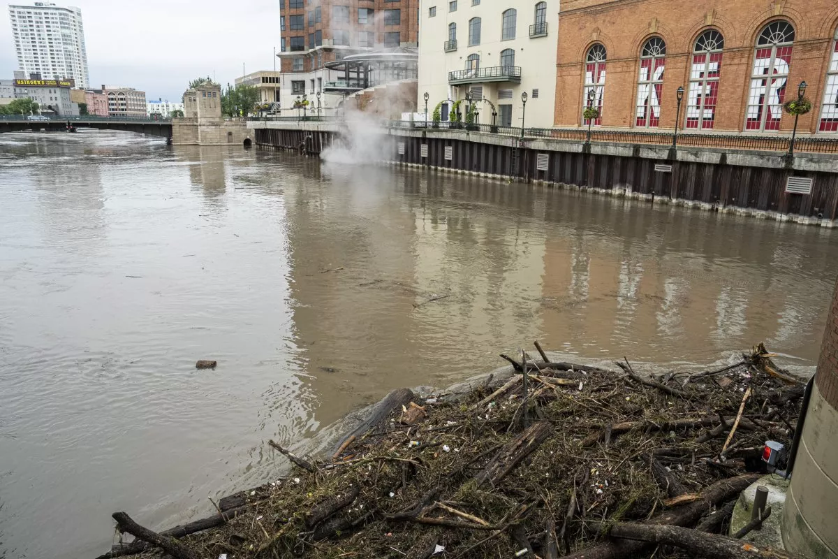 Nearly 200,000 Warned to Avoid Travel as Emergency Declared - Newsweek 3 milwaukee floods state emergency