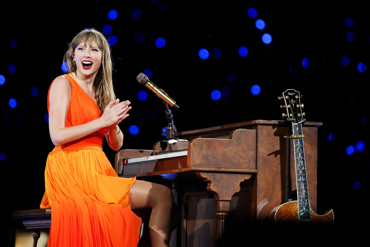 泰勒·斯威夫特(Taylor Swift)演奏橙色鋼琴吉他