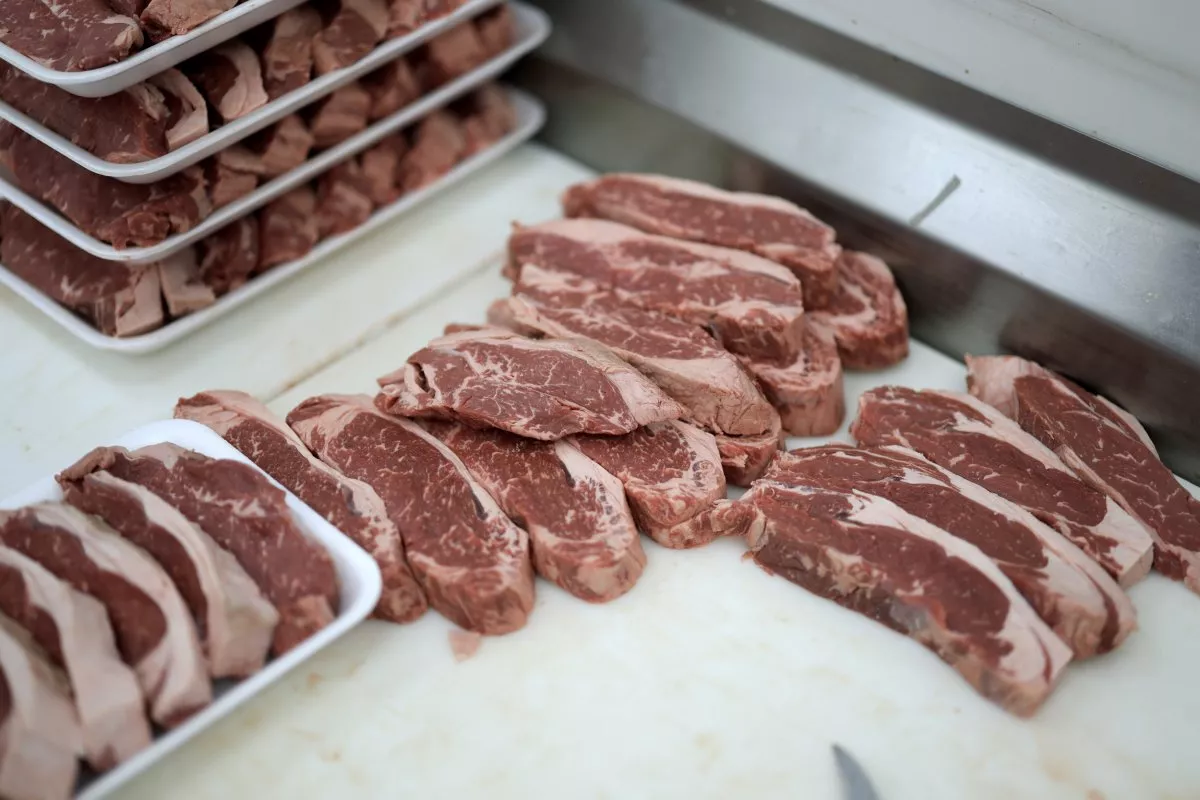 Preparação de carne bovina em loja
