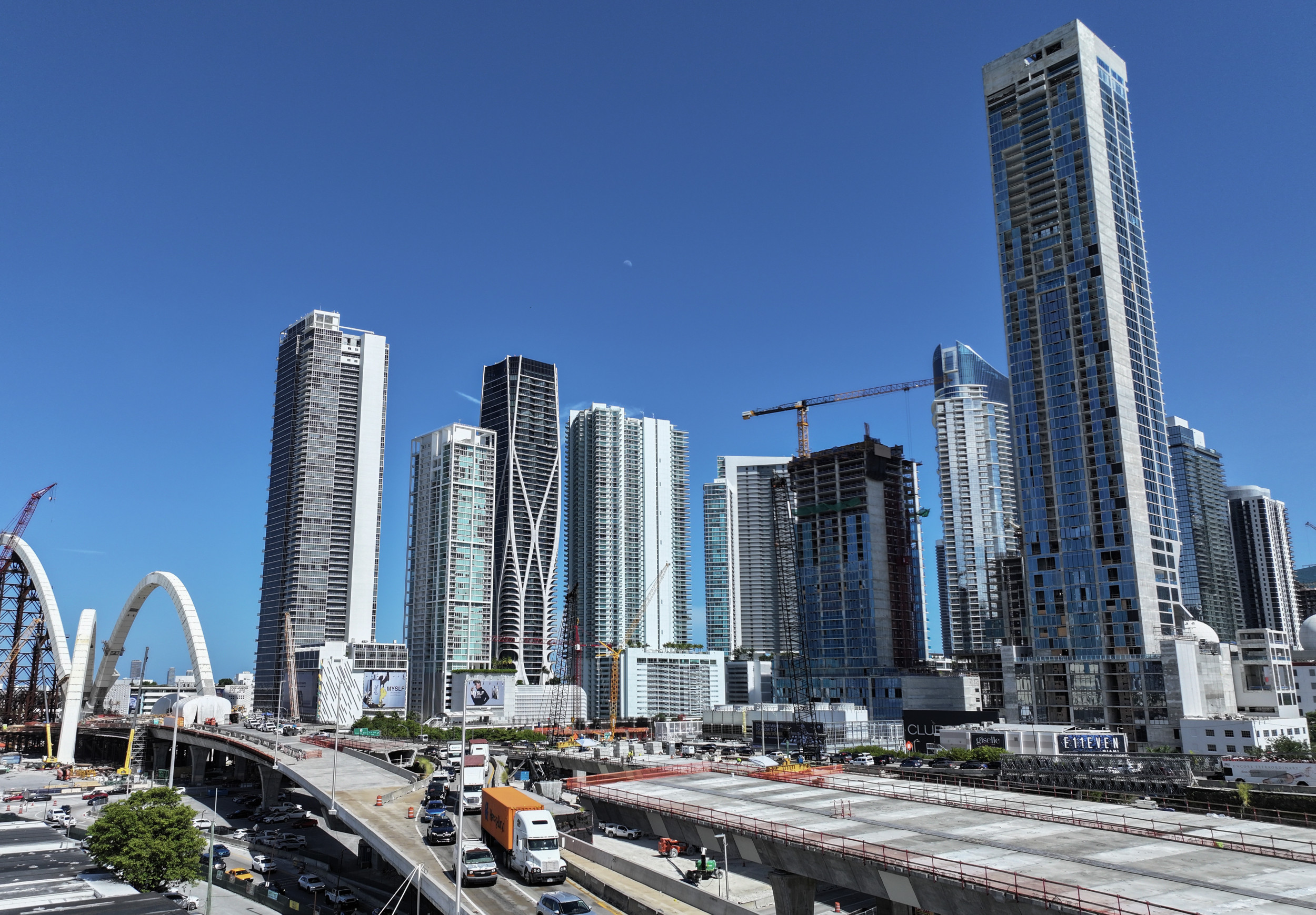 https://d.newsweek.com/en/full/2701565/condos-miami-florida.jpg