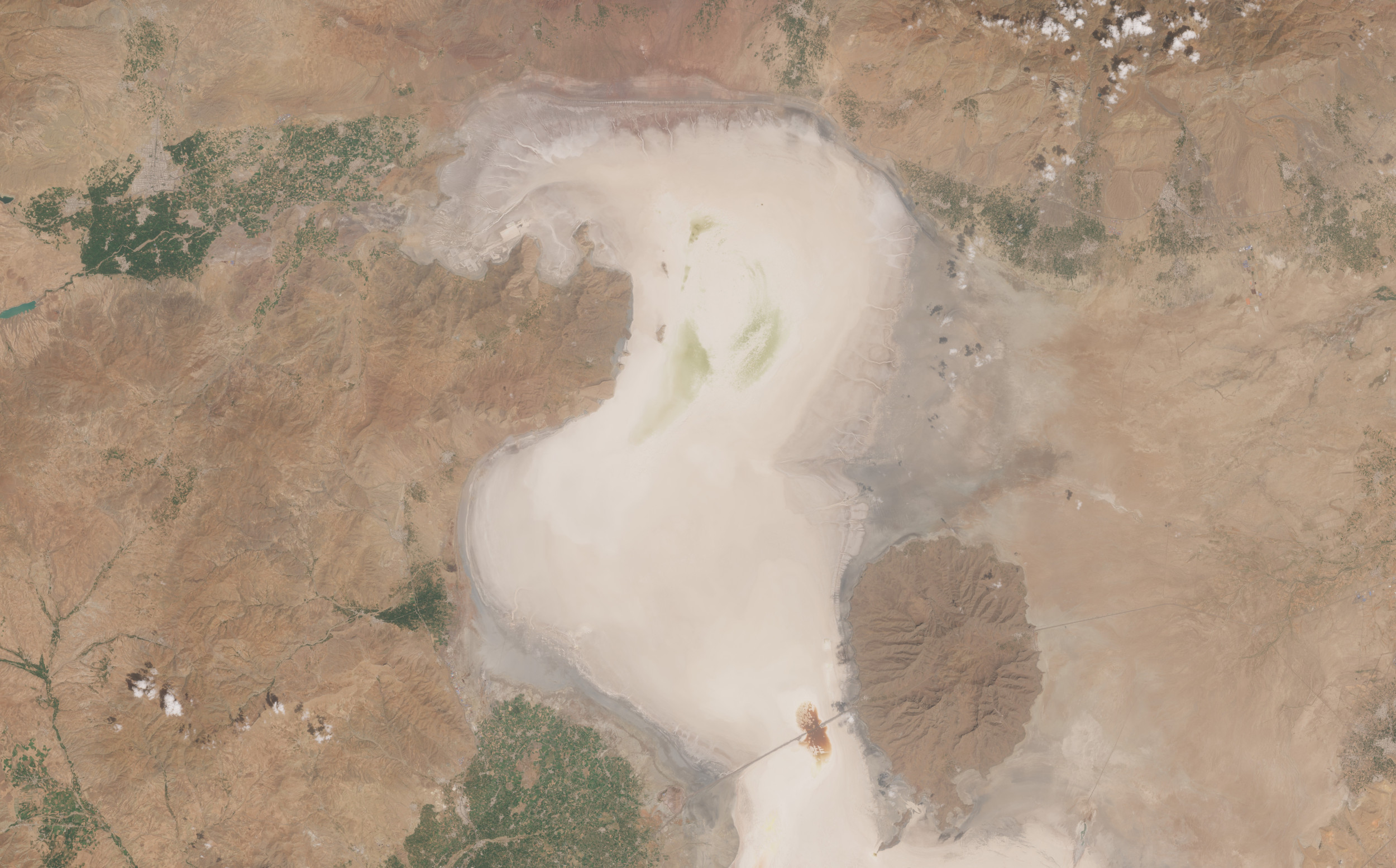 https://d.newsweek.com/en/full/2701599/satellite-photo-reveal-irans-devastating-water-crisis.jpg