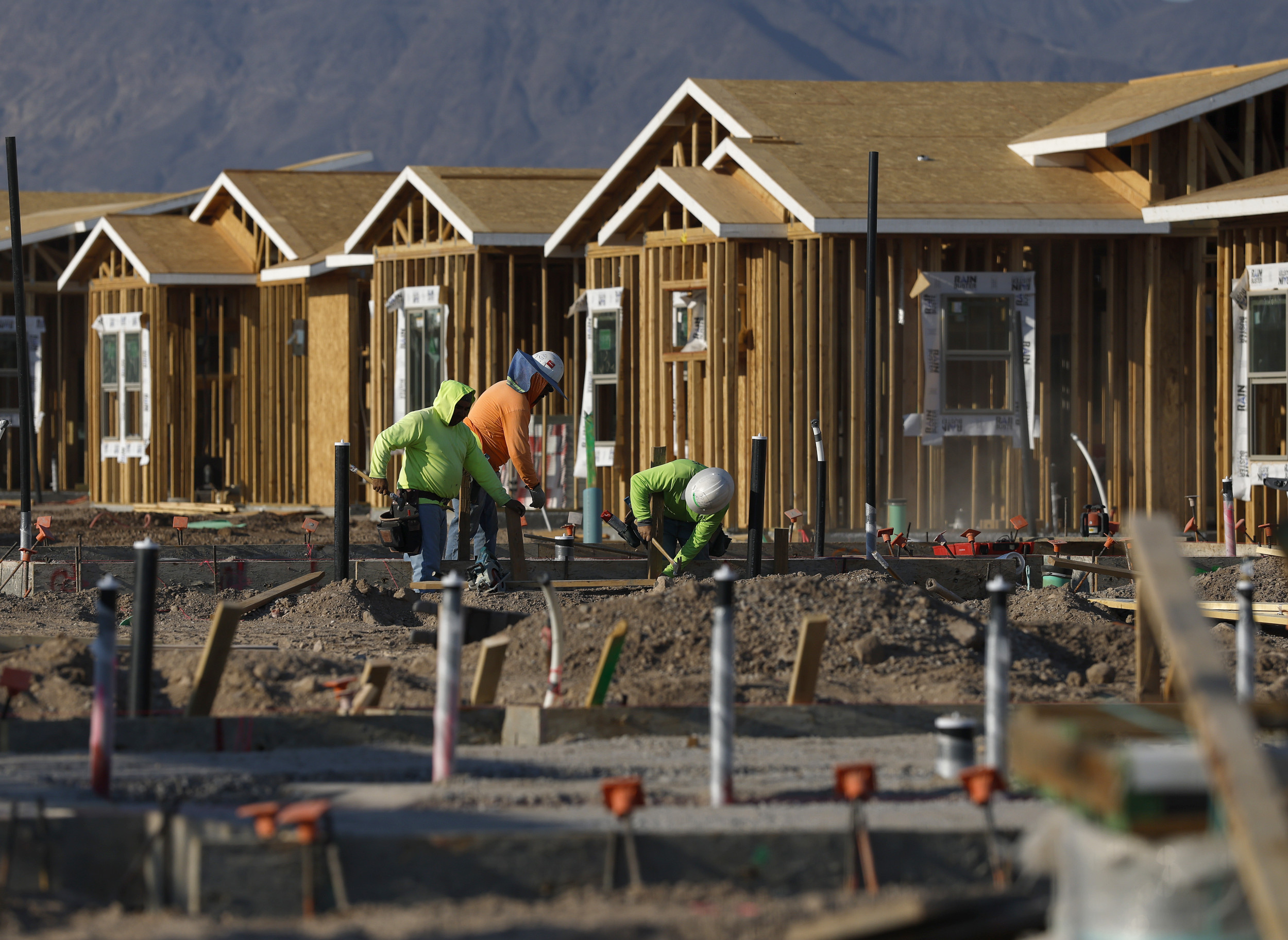https://d.newsweek.com/en/full/2701718/housing-construction.jpg