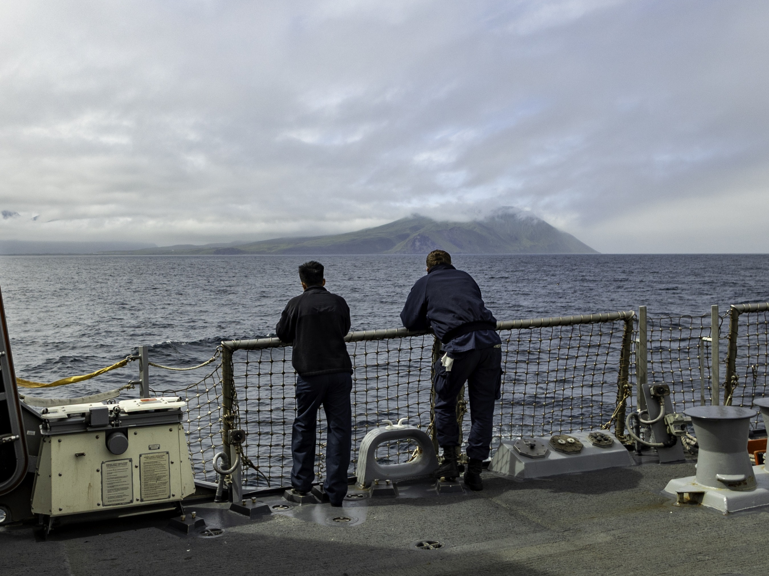 https://d.newsweek.com/en/full/2702133/us-navy-destroyer-transits-north-pacific-ocean.jpg