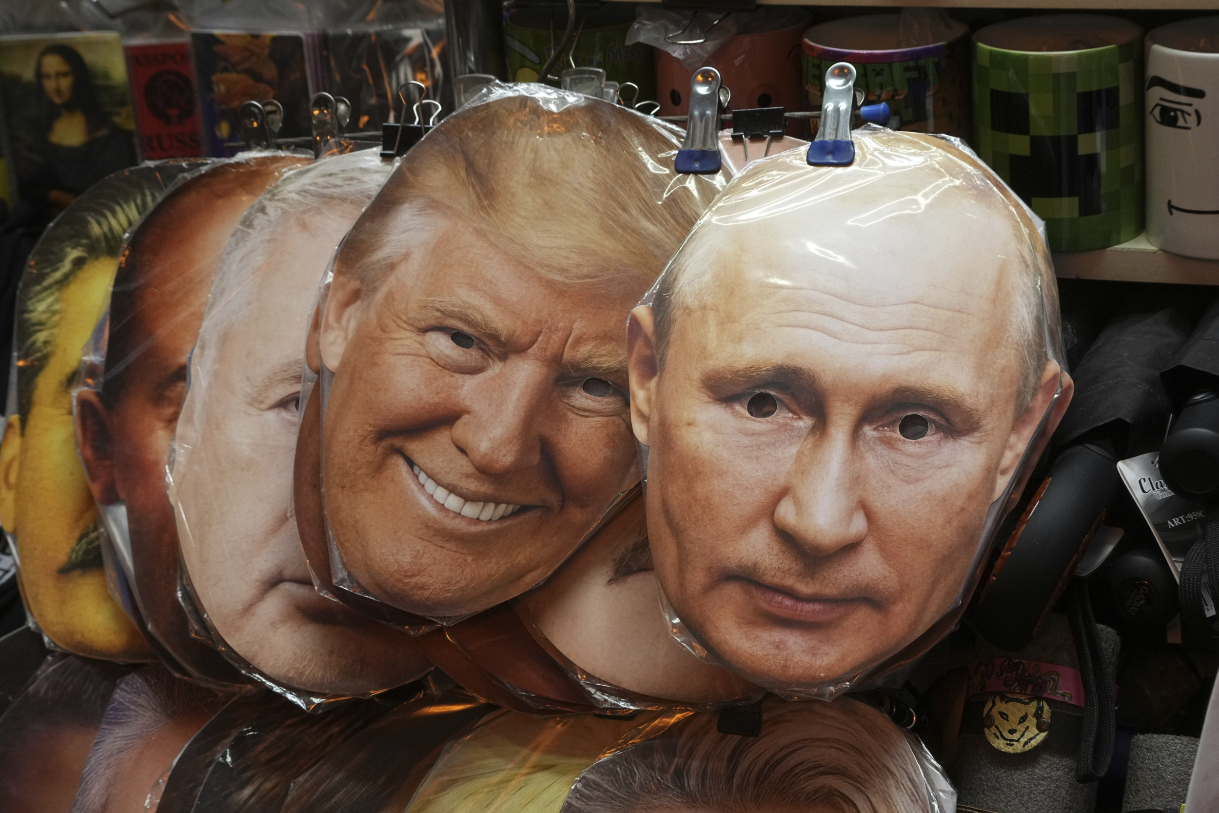 https://d.newsweek.com/en/full/2702322/putin-trump-masks-seen-stpetersburg.jpg