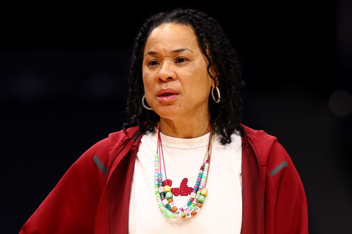 Pelatih Gamecocks South Carolina Kalung Dawn Staley