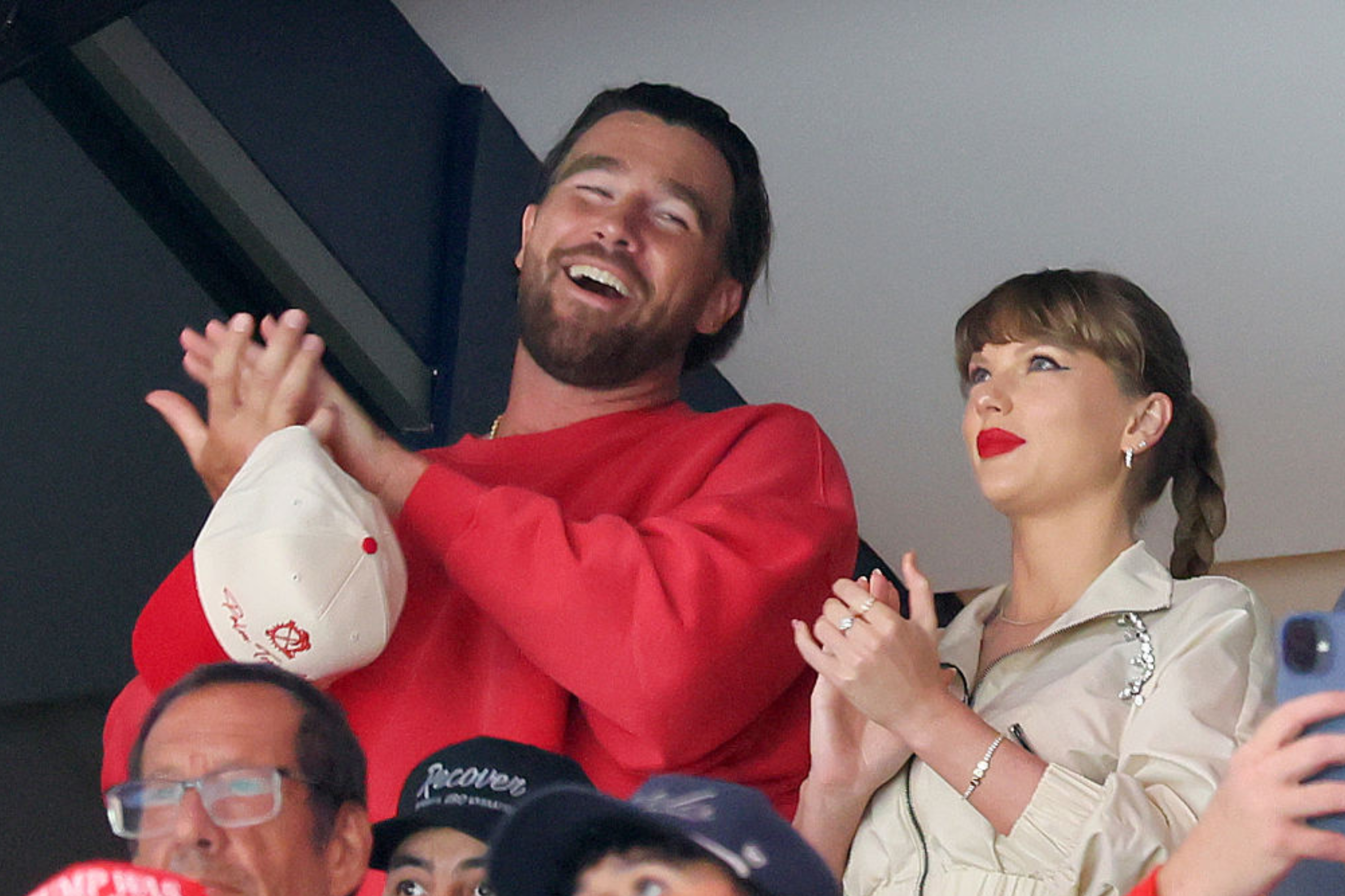 Taylor Swift vs. Trump on Joe Rogan—Chart Reveals How Podcasts Performed Taylor Swift vs. Trump on Joe Rogan—Chart Reveals How Podcasts Performed