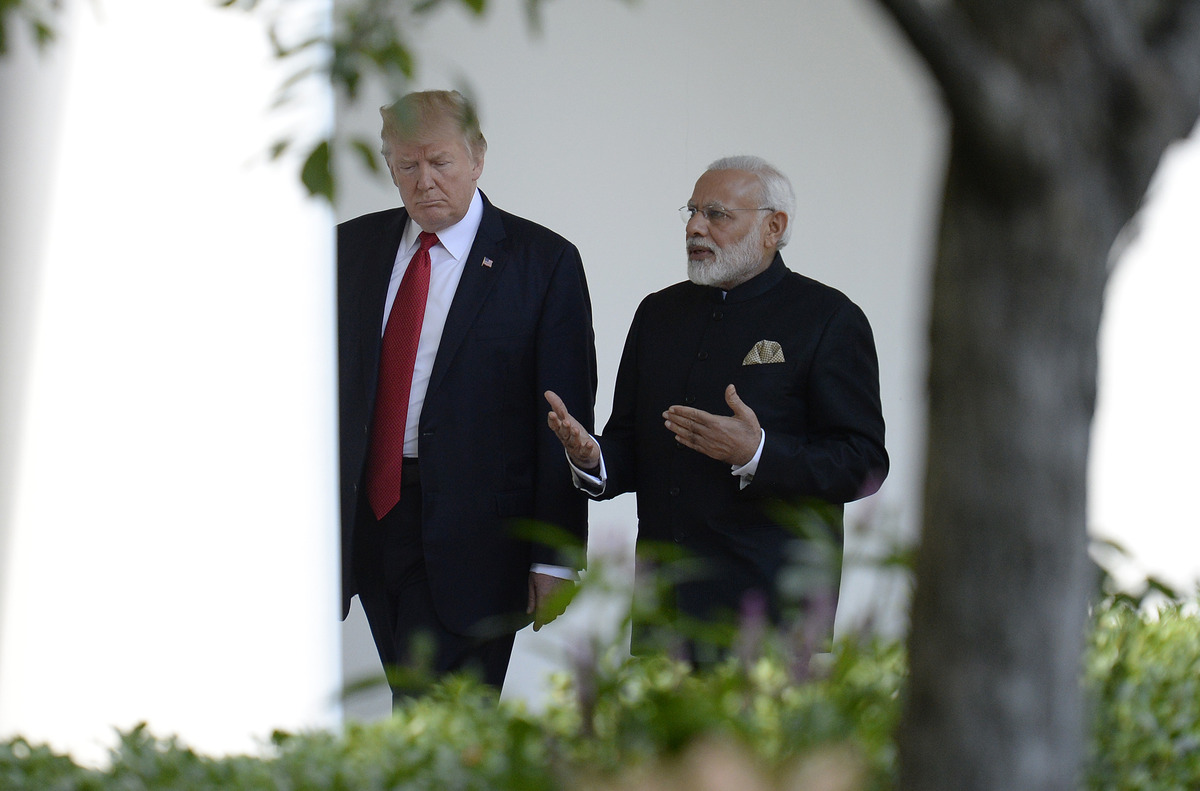 https://d.newsweek.com/en/full/2703961/trump-modi.jpg