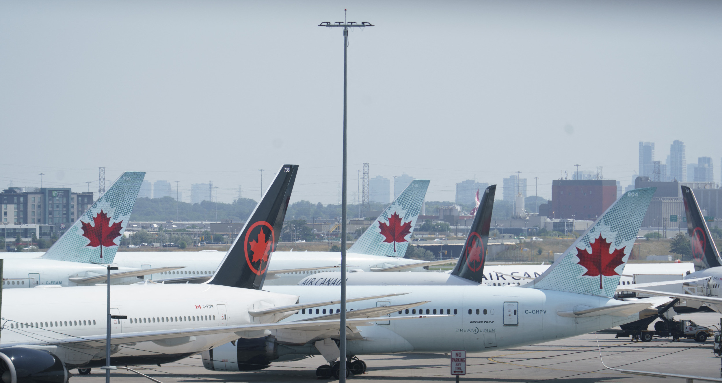 https://d.newsweek.com/en/full/2704000/air-canada-planes.jpg