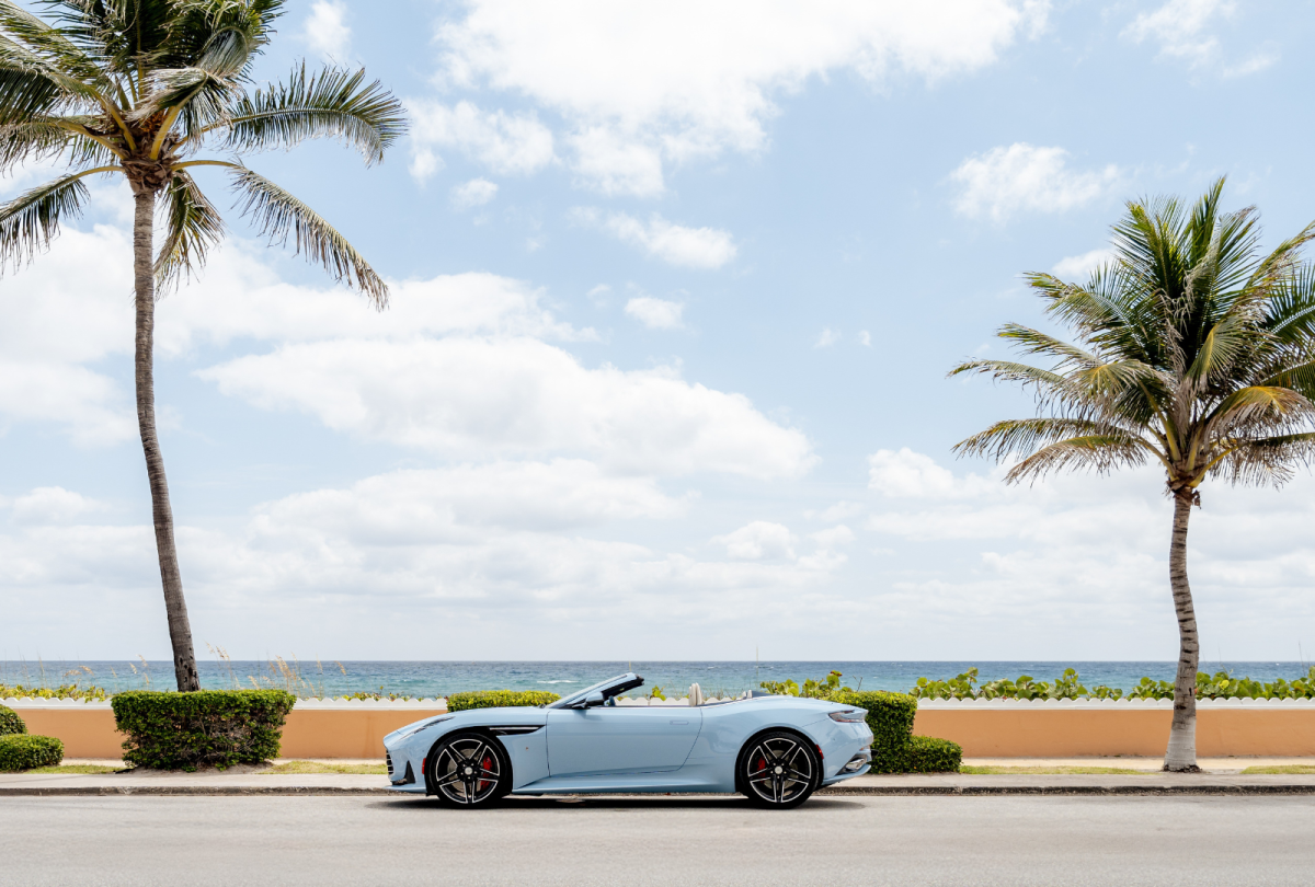 Aston Martin Palm Business Internet DB12 flying