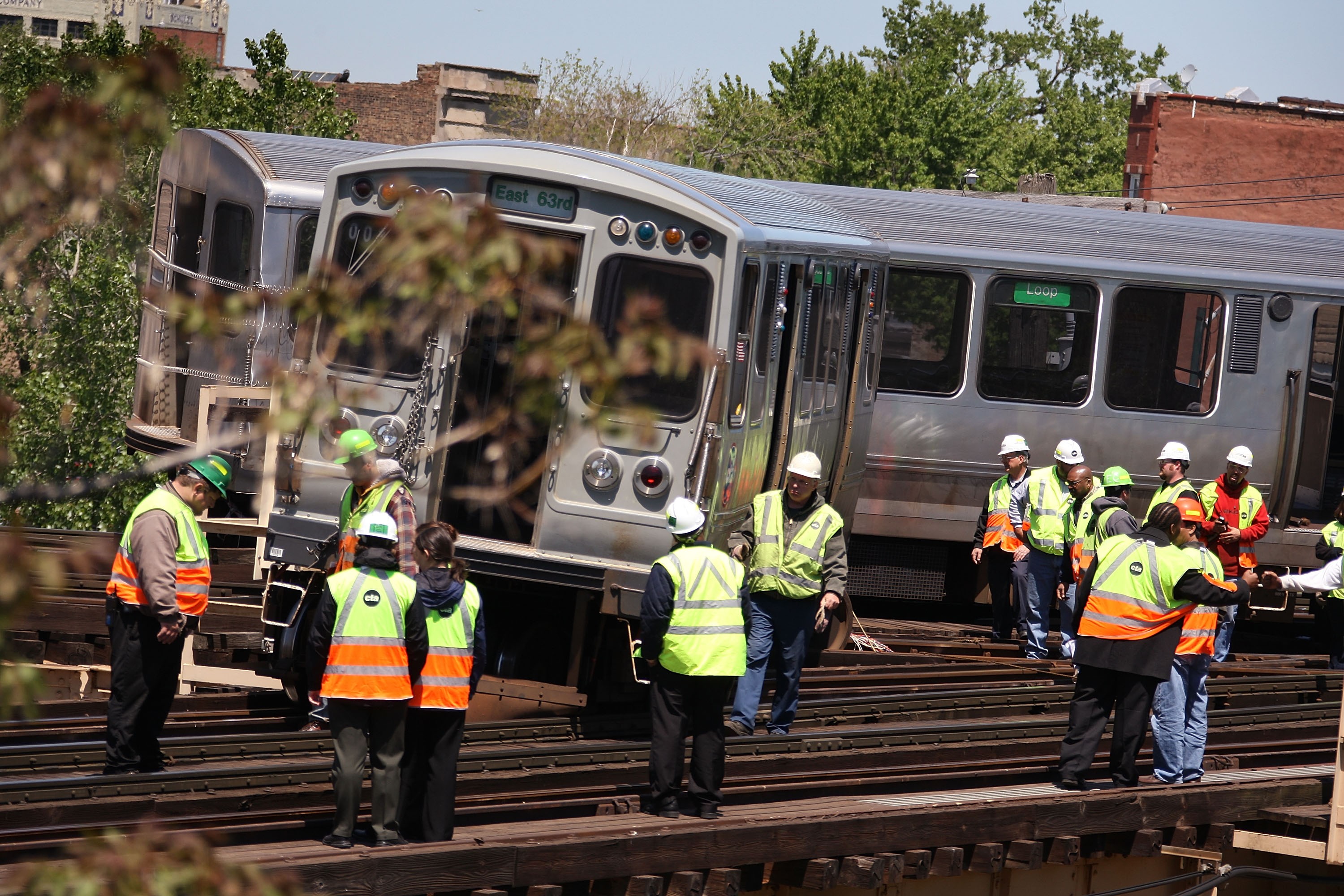 https://d.newsweek.com/en/full/2704979/chicago-train-derails.jpg
