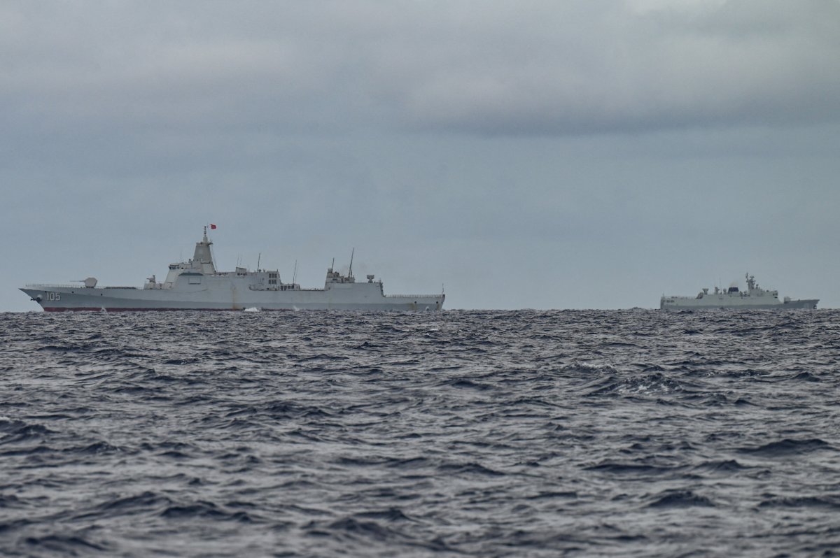 Kapal Angkatan Laut Cina Transit Laut Cina Selatan
