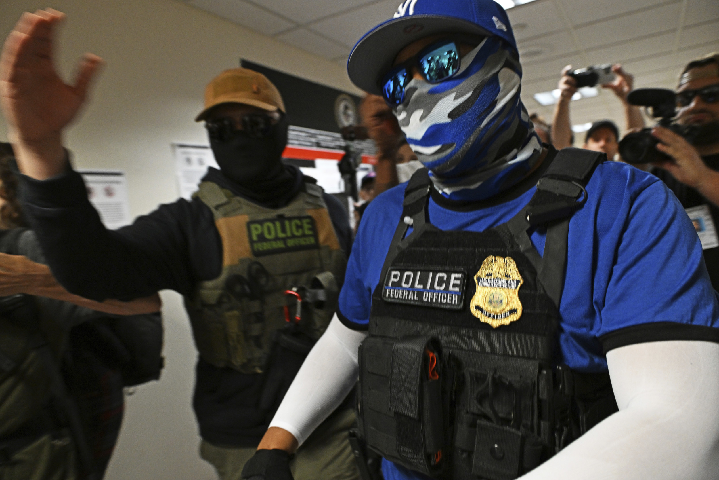 https://d.newsweek.com/en/full/2704997/federal-agents.jpg
