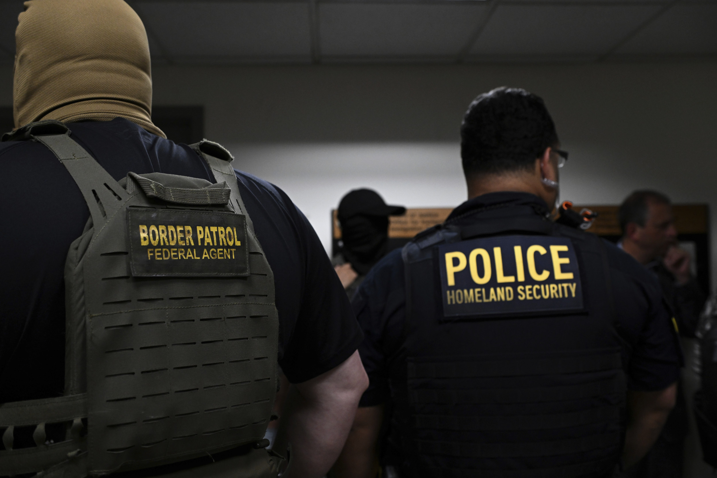 https://d.newsweek.com/en/full/2705058/federal-agents.jpg
