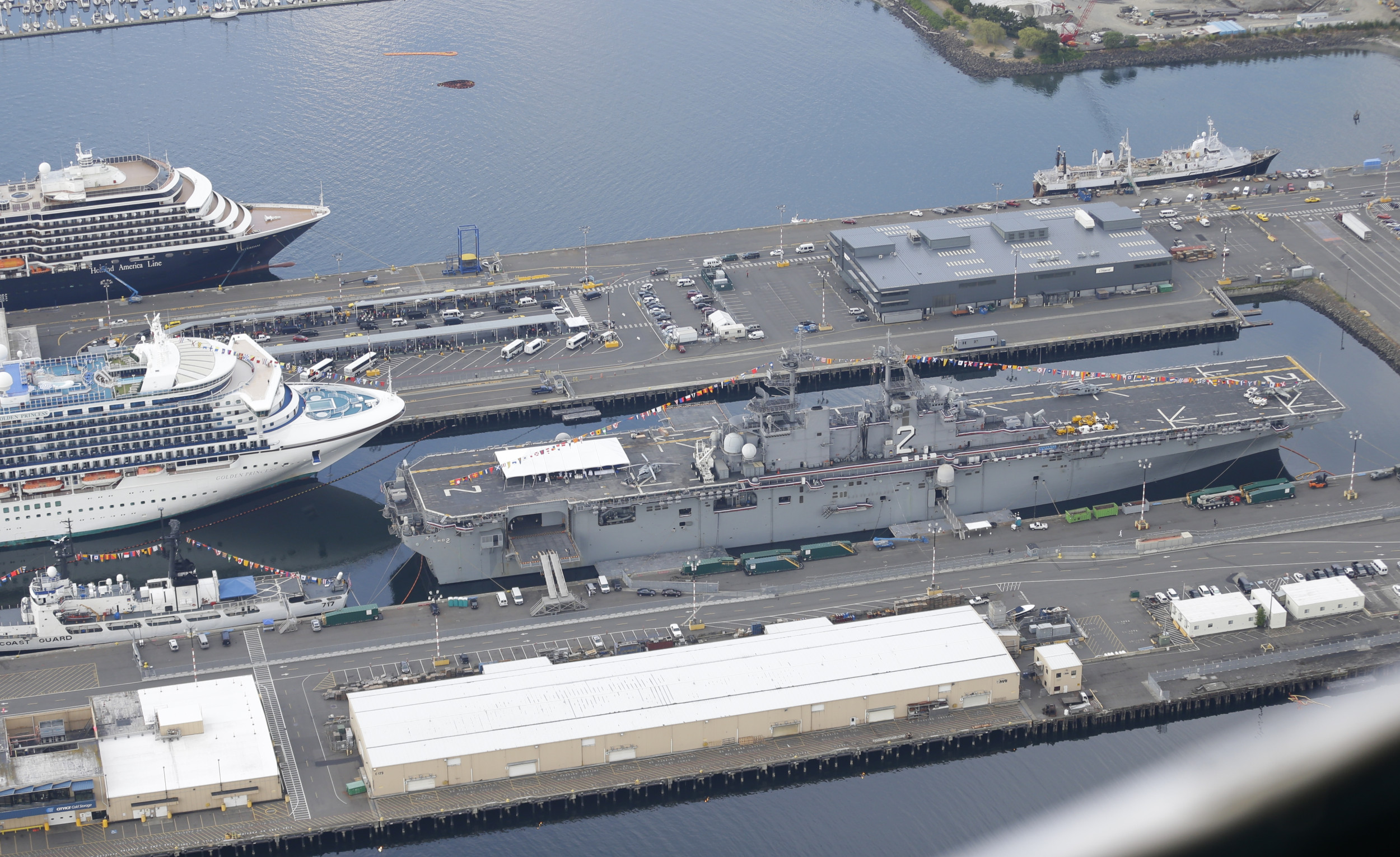 https://d.newsweek.com/en/full/2706825/us-navy-uss-essex.jpg