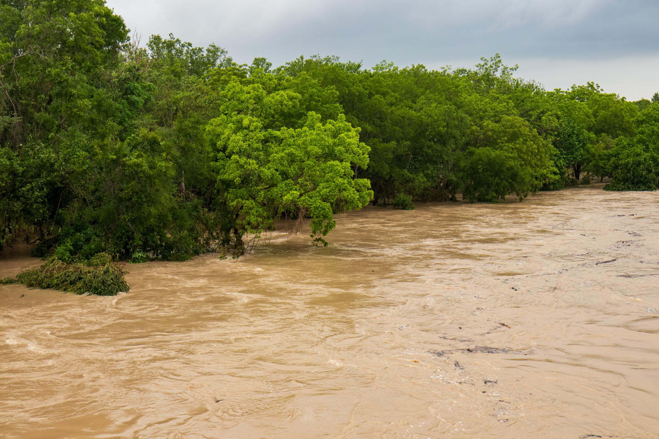 https://d.newsweek.com/en/full/2707316/flooded-river-significant-agricultural-land.jpg