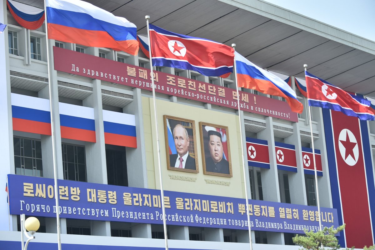 North Korea awards medals for helping Russia 