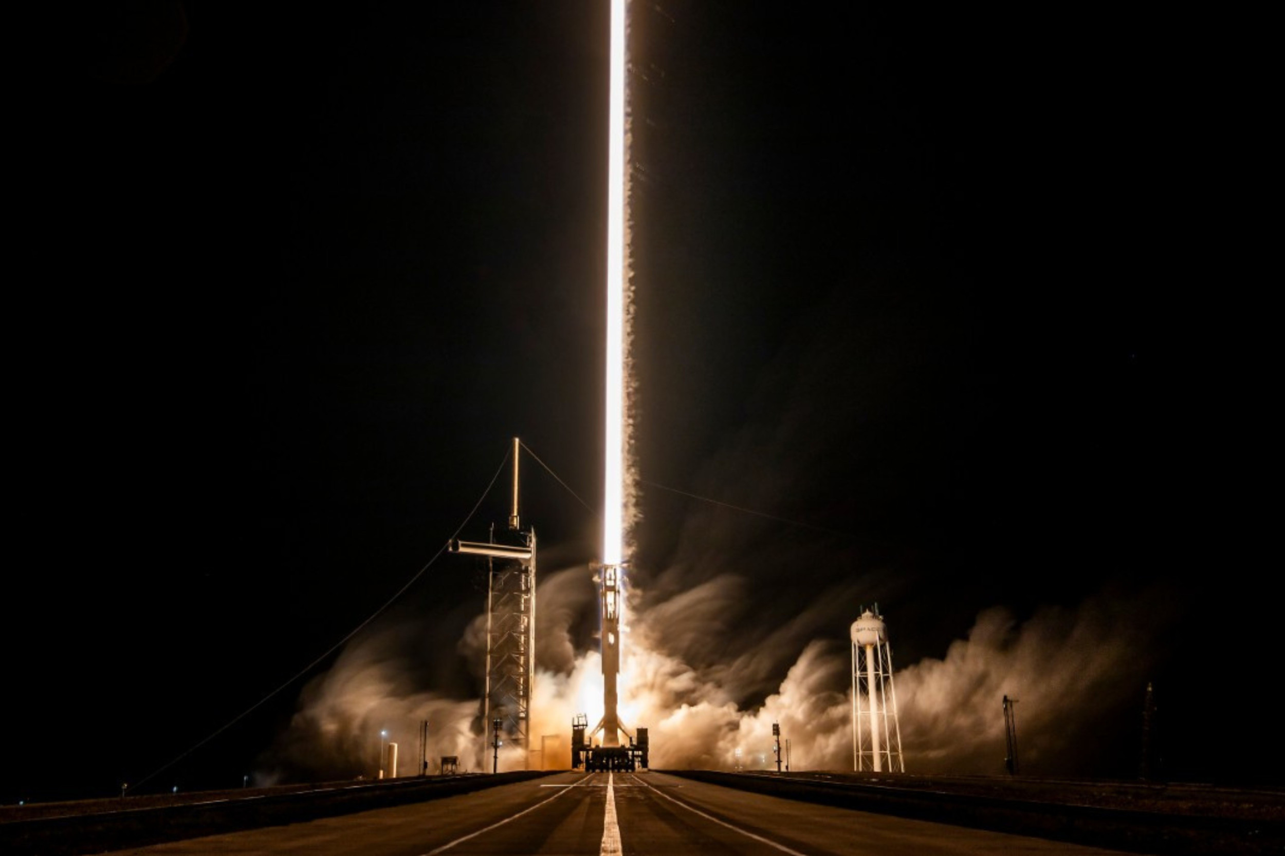 https://d.newsweek.com/en/full/2707495/spacex.jpg