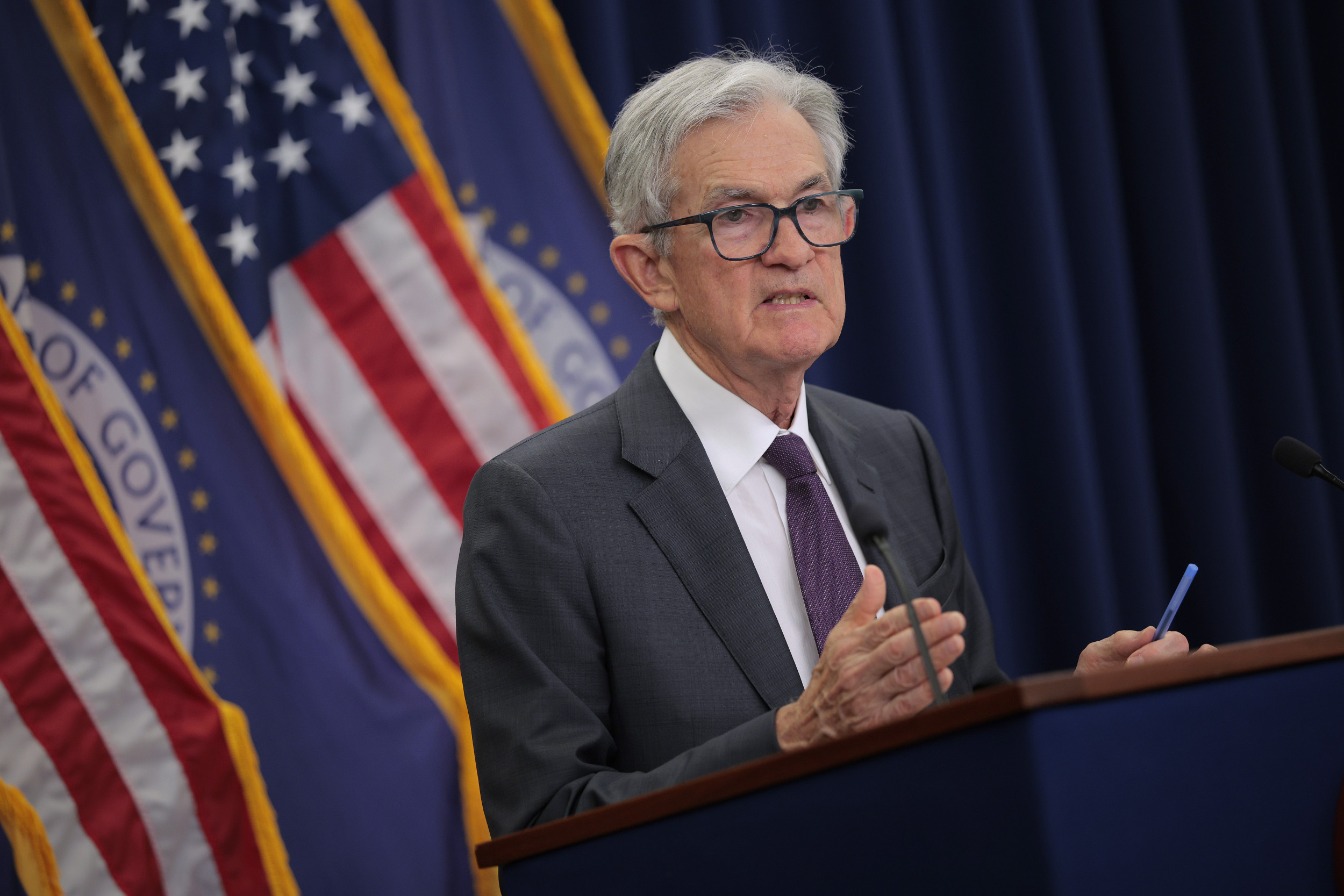 https://d.newsweek.com/en/full/2707920/federal-reserve-chairman-jerome-powell.jpg