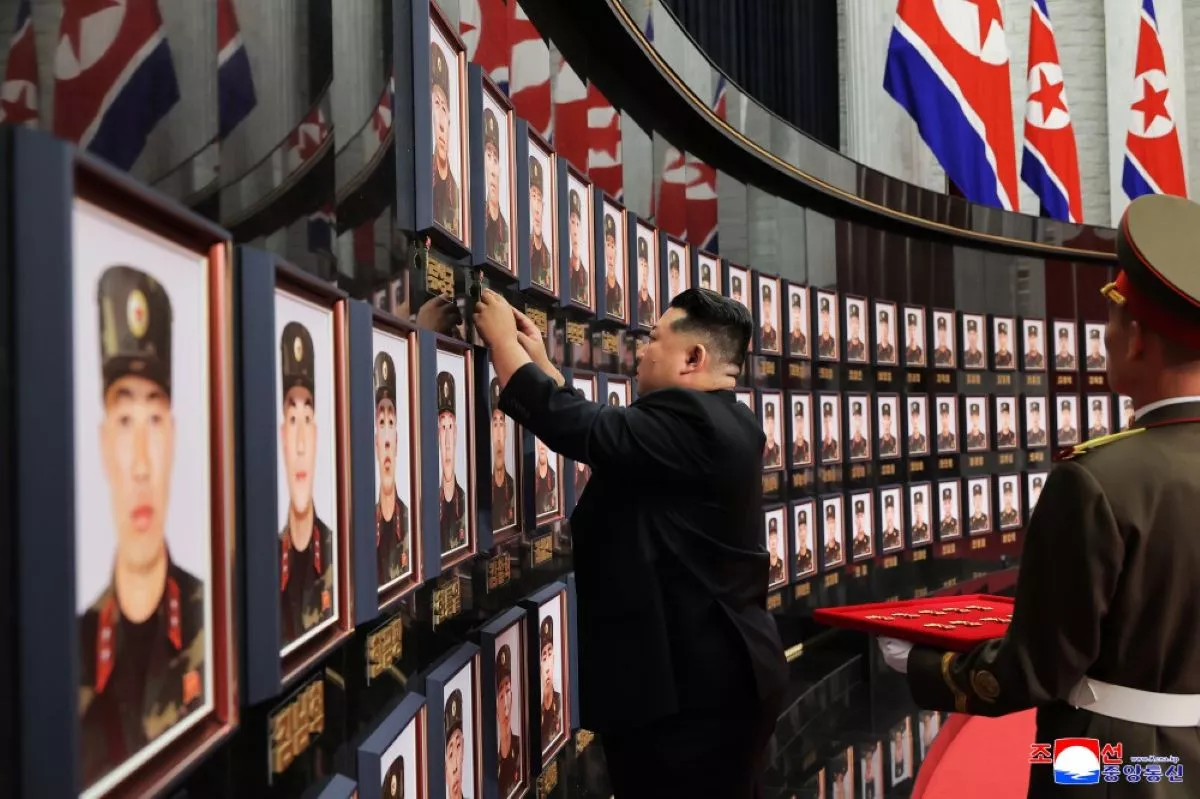 https://d.newsweek.com/en/full/2708303/north-korea-soldiers-memorial.webp