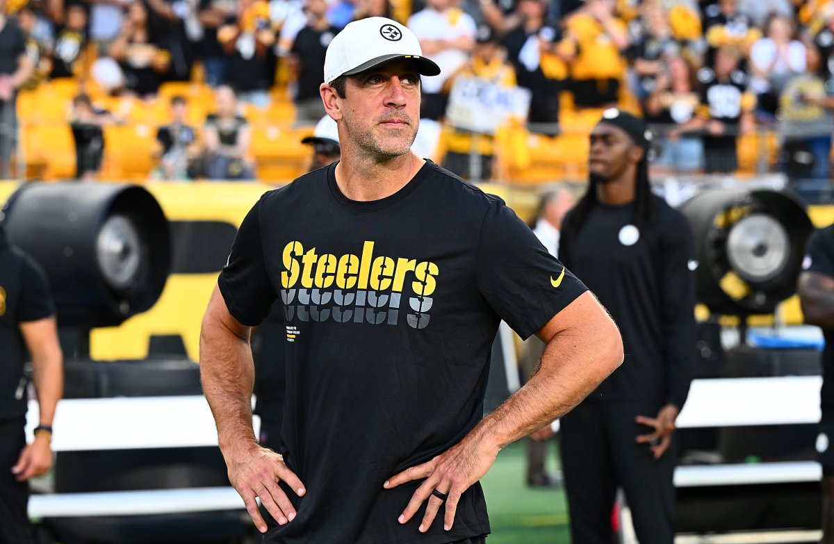 Update: Aaron Rodgers speaks up on behalf of the entire Steelers to send a unique and impressive 7-word congratulation to Travil Kelce and Taylor Swift, many comments even tease him to find his other half...vannguyen