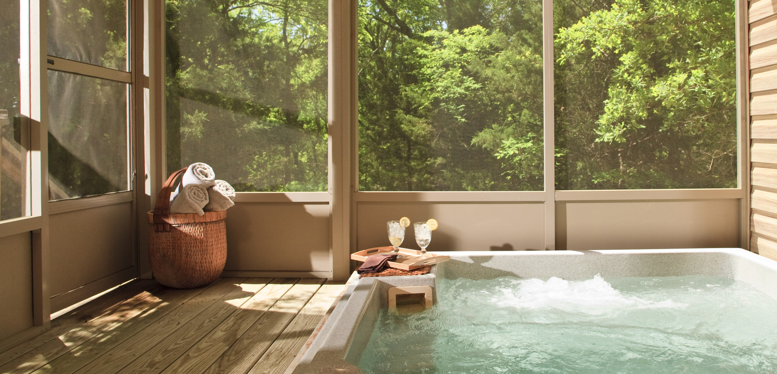 https://d.newsweek.com/en/full/2708796/hot-tub-cabin-woods.jpg