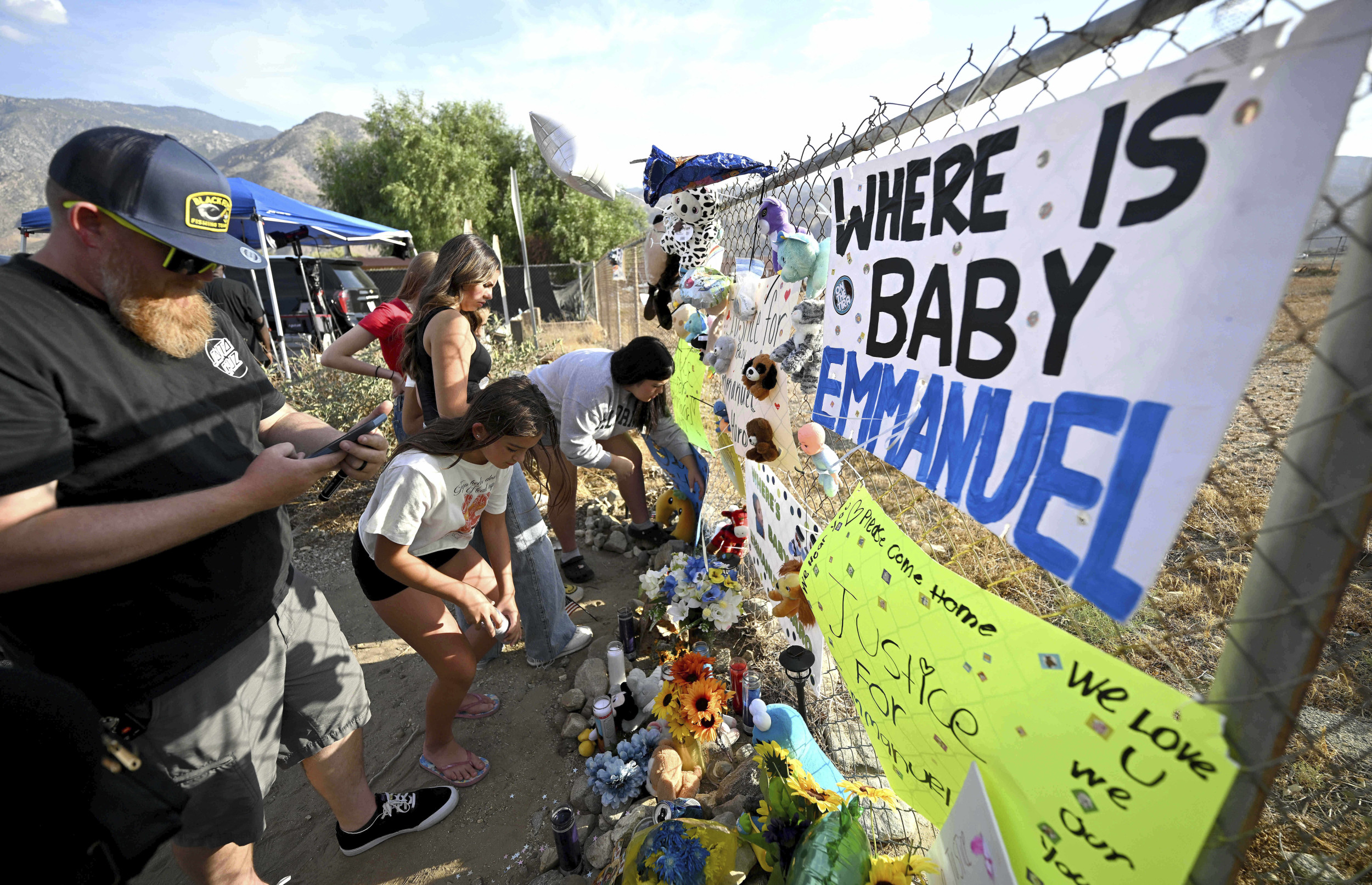 https://d.newsweek.com/en/full/2708936/visitors-gather-around-makeshift-memorial.jpg