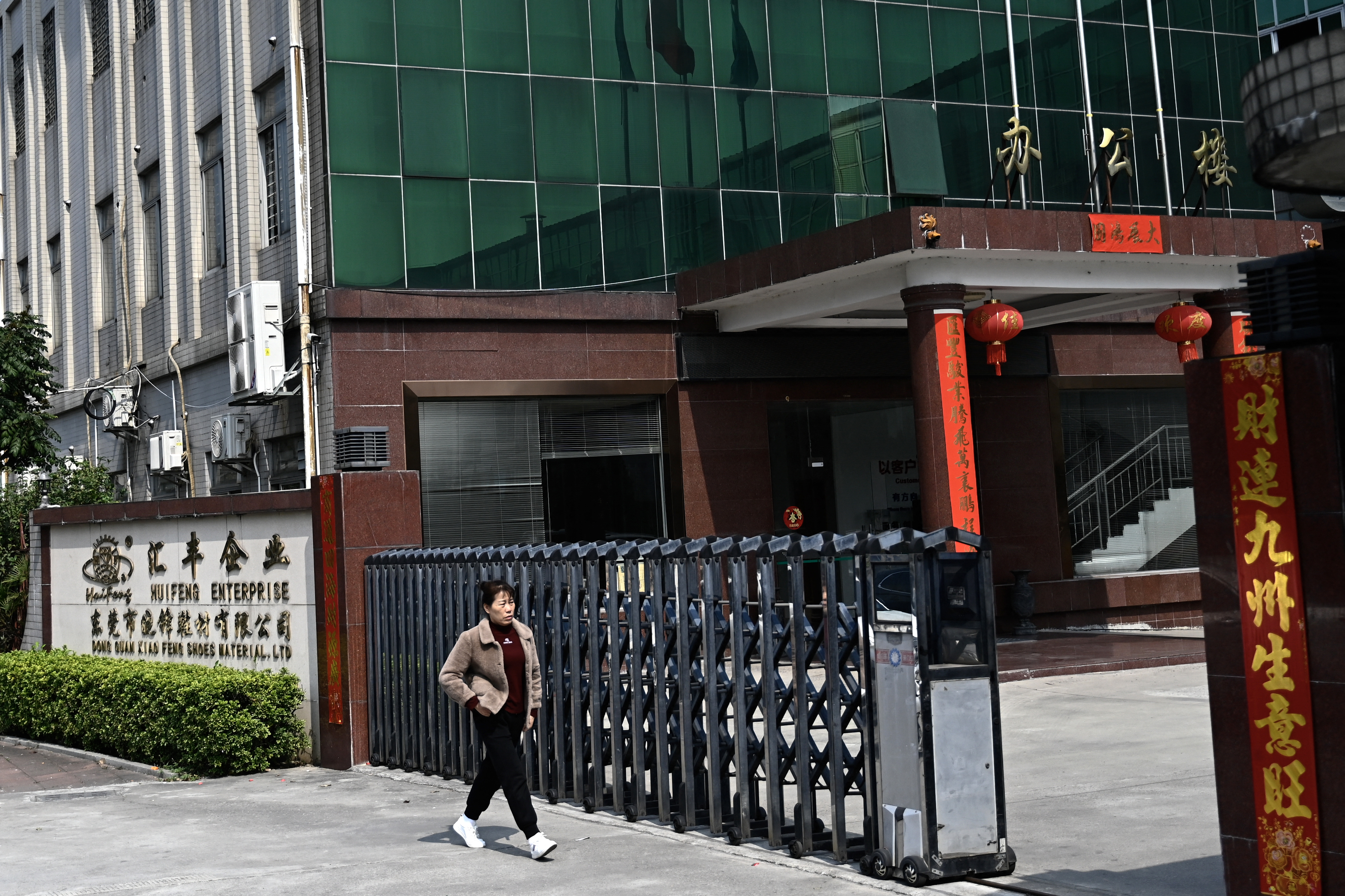 Trumps Tariffs Deal Blow to China Manufacturing Hub