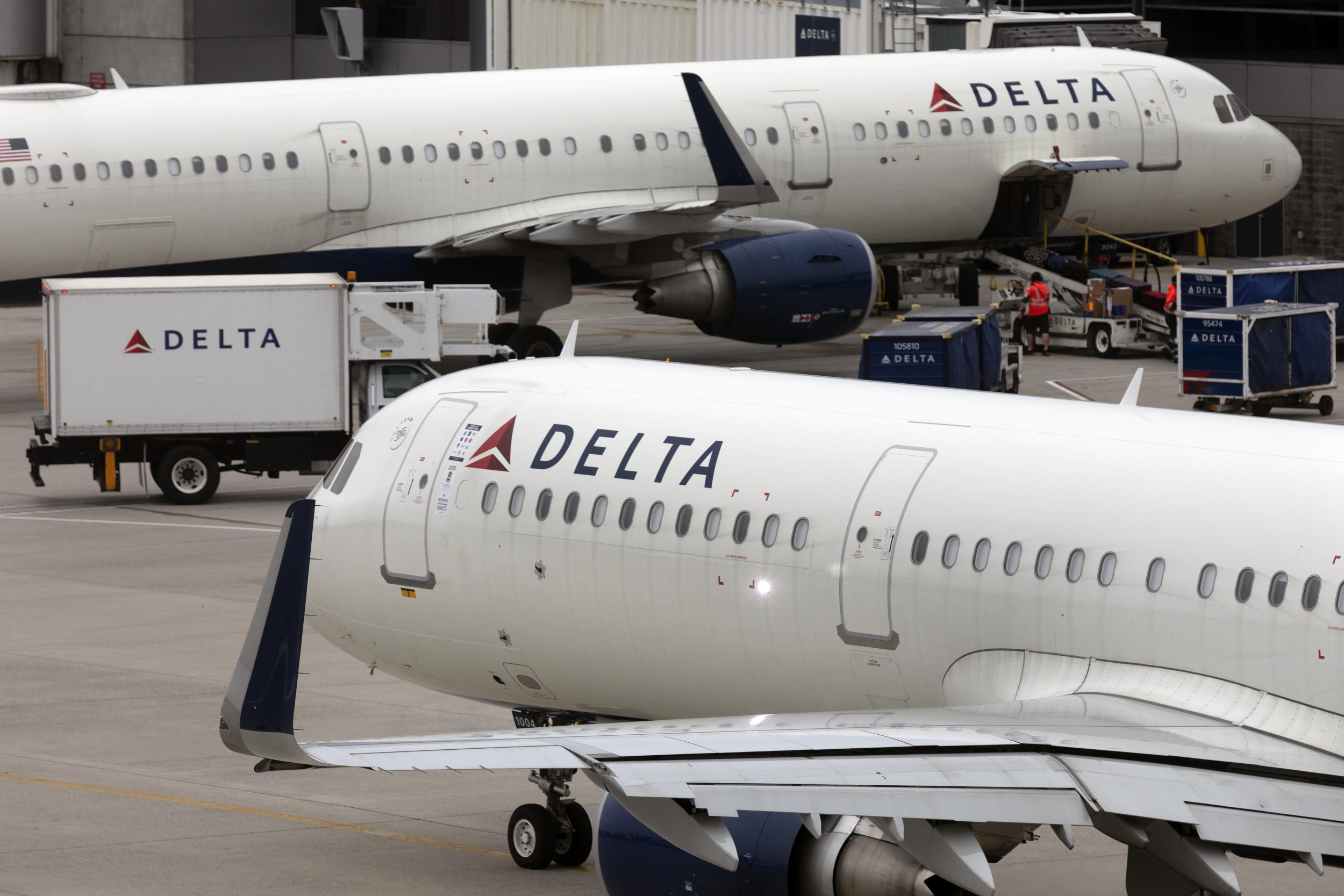 https://d.newsweek.com/en/full/2709501/delta-airlines.jpg
