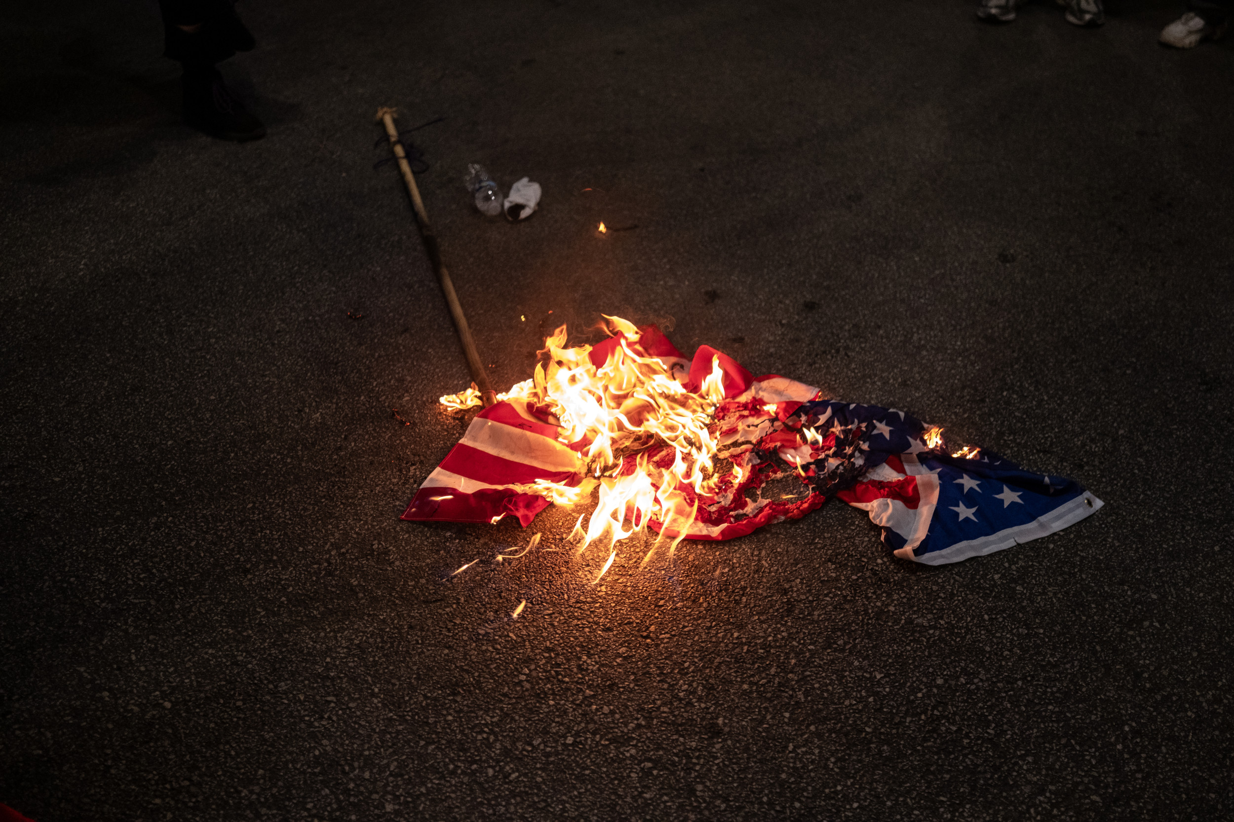 https://d.newsweek.com/en/full/2709517/pro-palestine-protesters-burn-american-flag.jpg