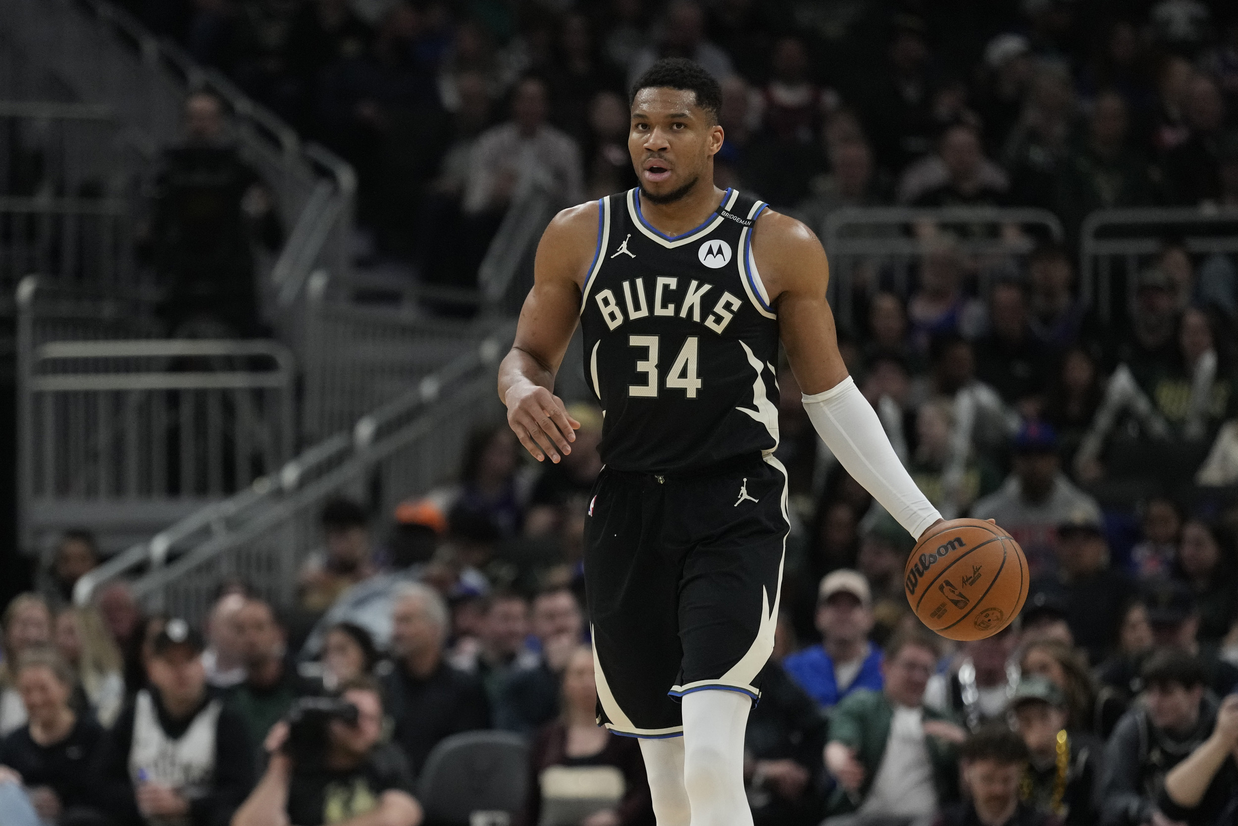 Knicks Would Land Giannis Antetokounmpo in Blockbuster 5-Team Trade Proposal