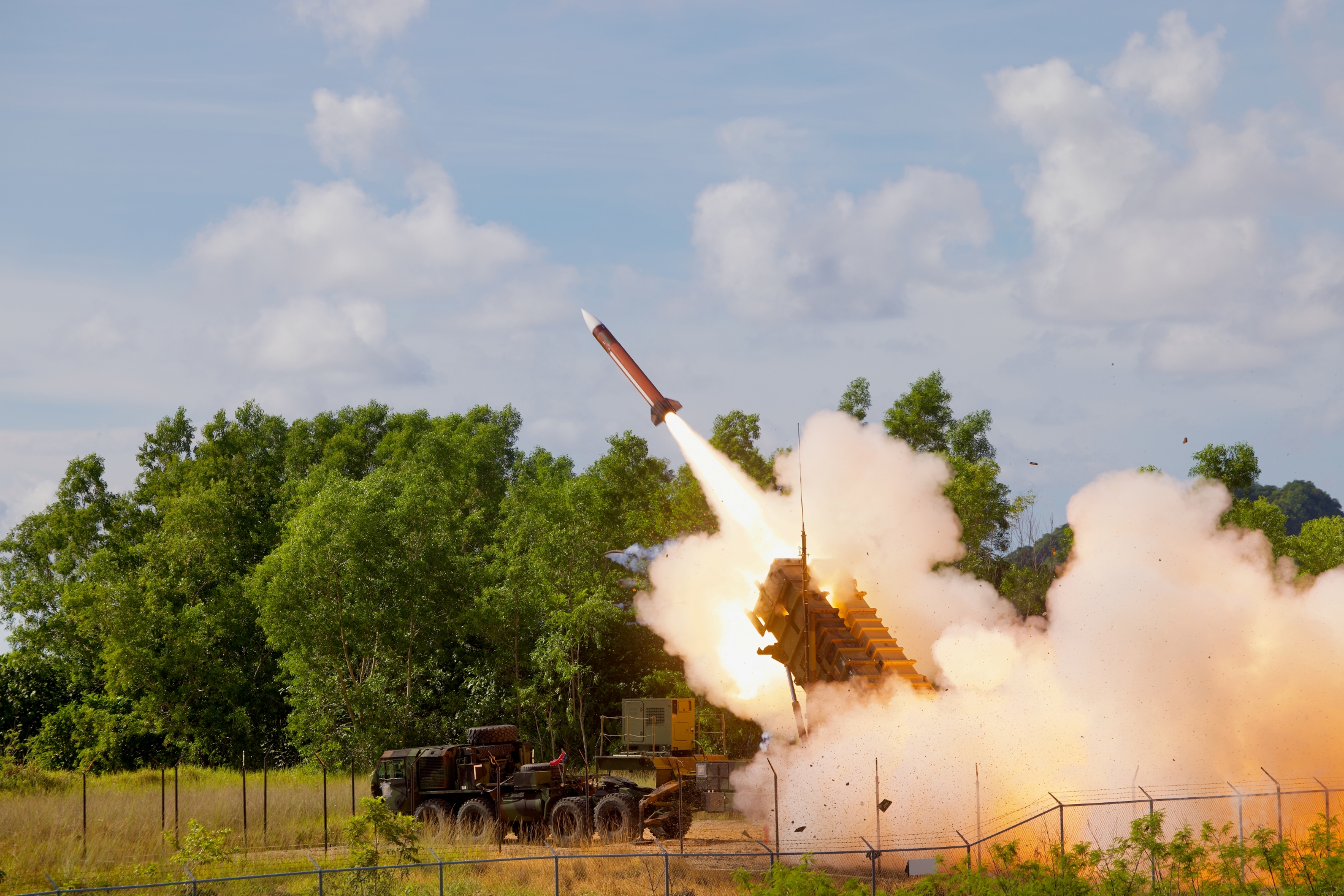 https://d.newsweek.com/en/full/2710129/us-launches-patriot-advanced-capability-2-missile.jpg