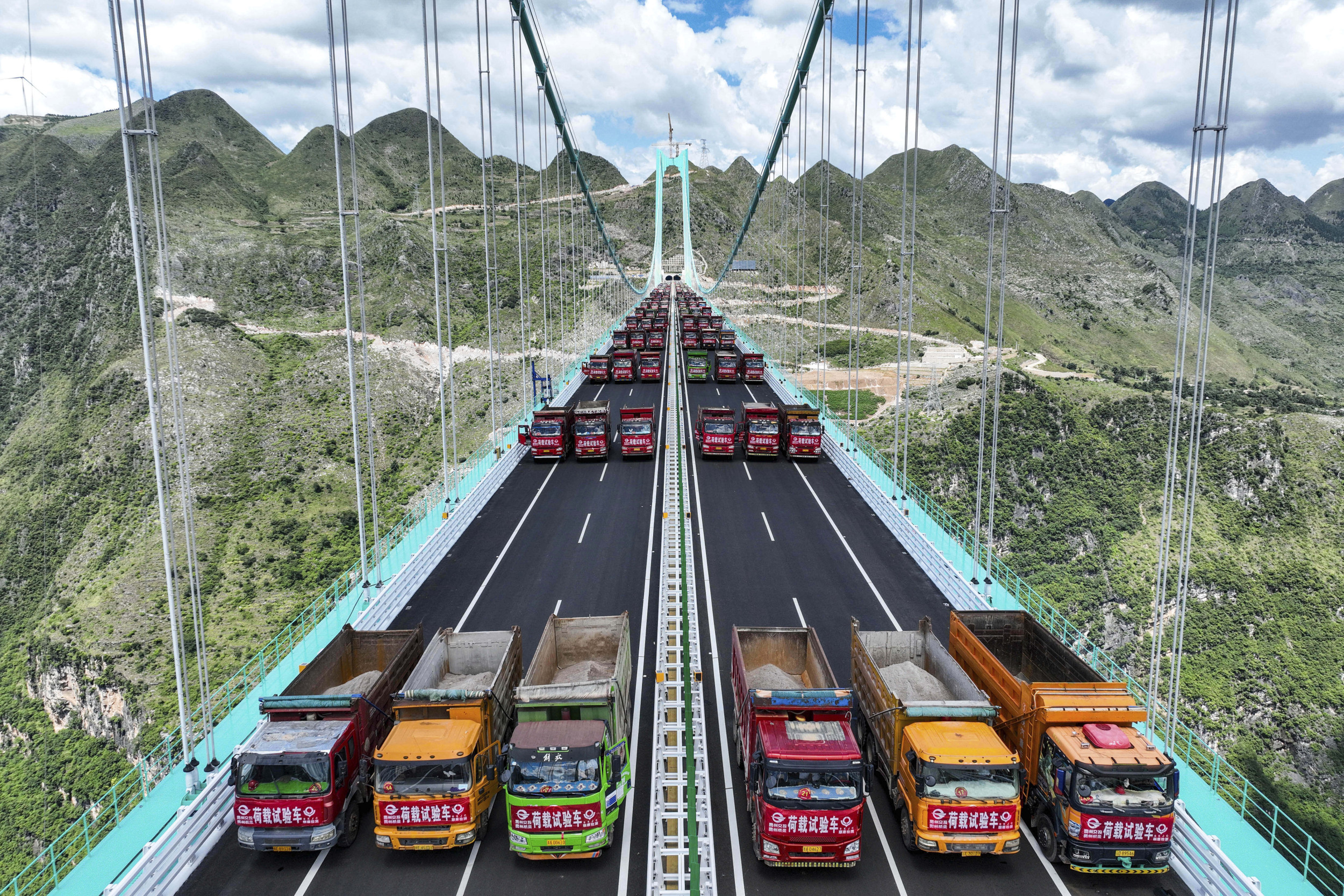 https://d.newsweek.com/en/full/2710272/huajiang-grand-canyon-bridge.jpg