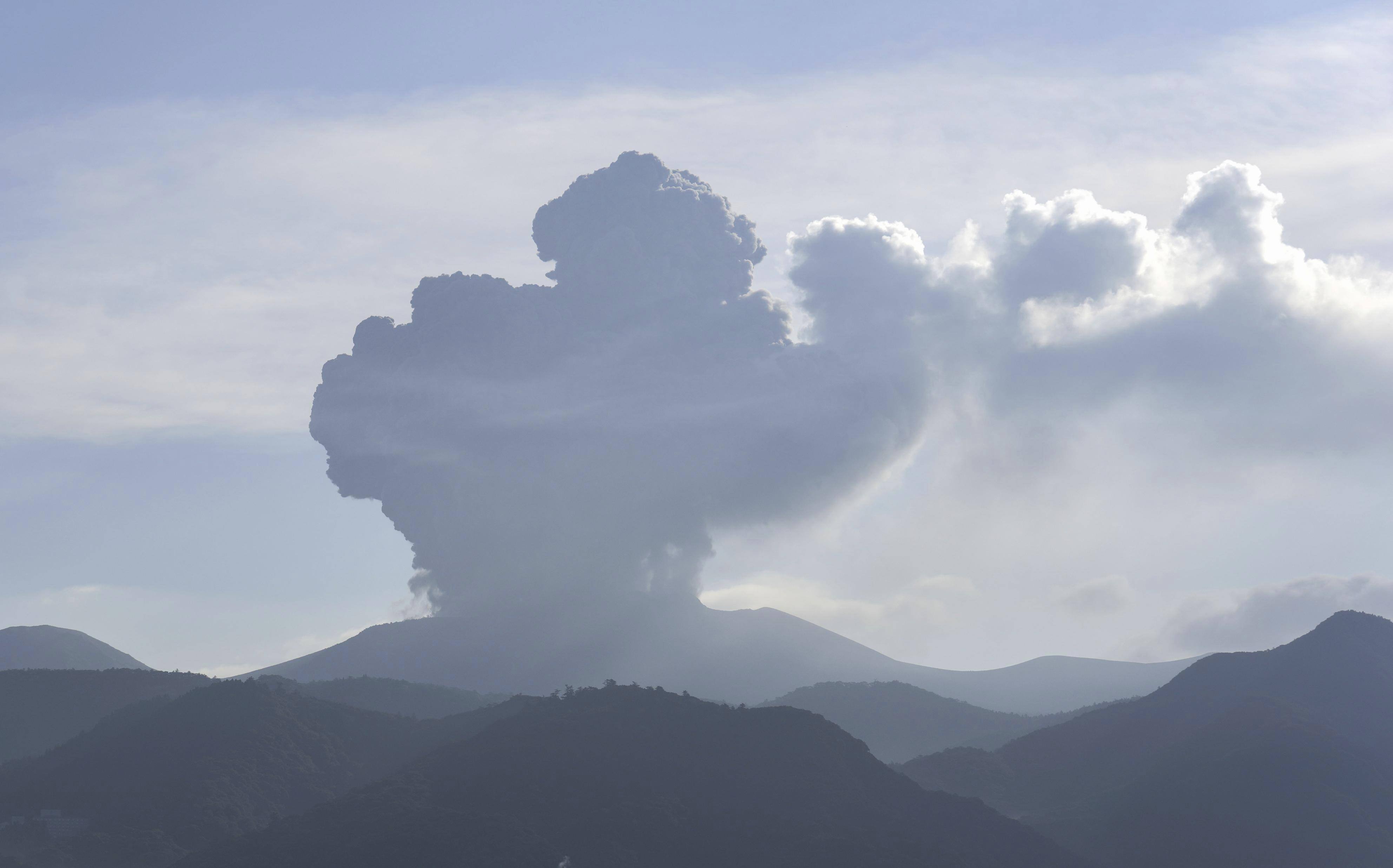 Japan's Shinmoedake Volcano Erupts, Ash Plume Reaches 5,500 Meters