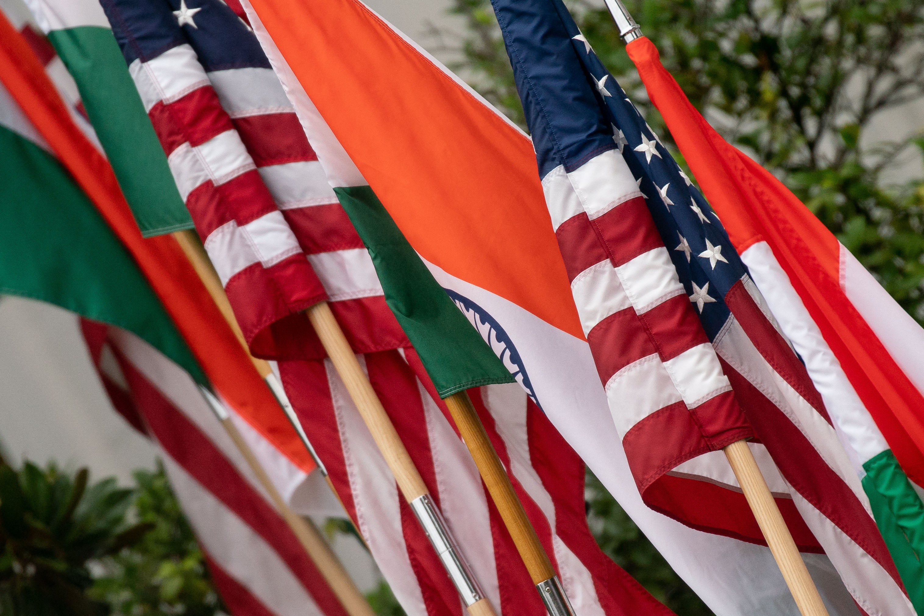 https://d.newsweek.com/en/full/2712321/us-india-flags.jpg