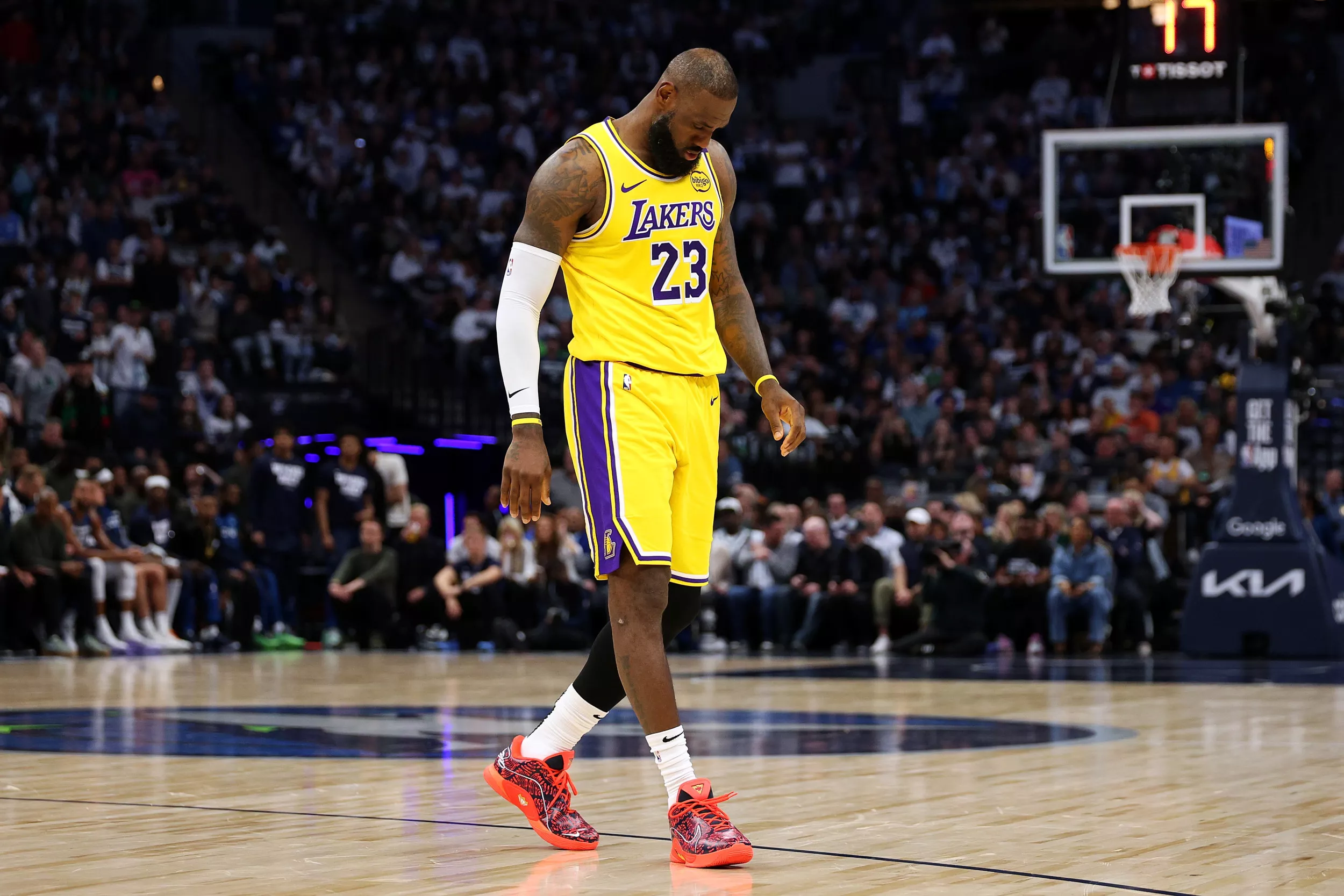 Lakers' LeBron James Receives Ominous Season Trade Forecast - Newsweek